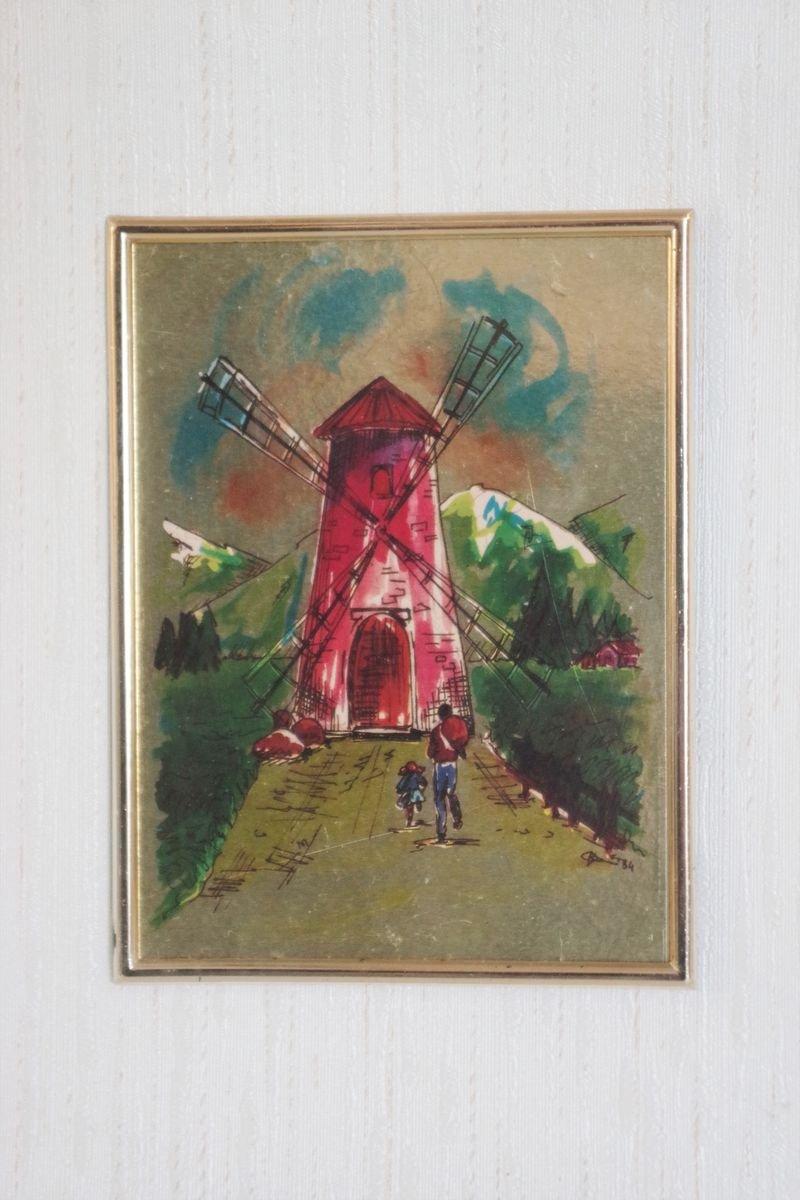 Paysage avec moulin à vent imprimé sur feuille d'or - 1984

Cette superbe estampe de 1984 représente un paysage serein avec un moulin à vent, élégamment imprimé à la feuille d'or. Le fond métallique ajoute de la profondeur et de la chaleur à la