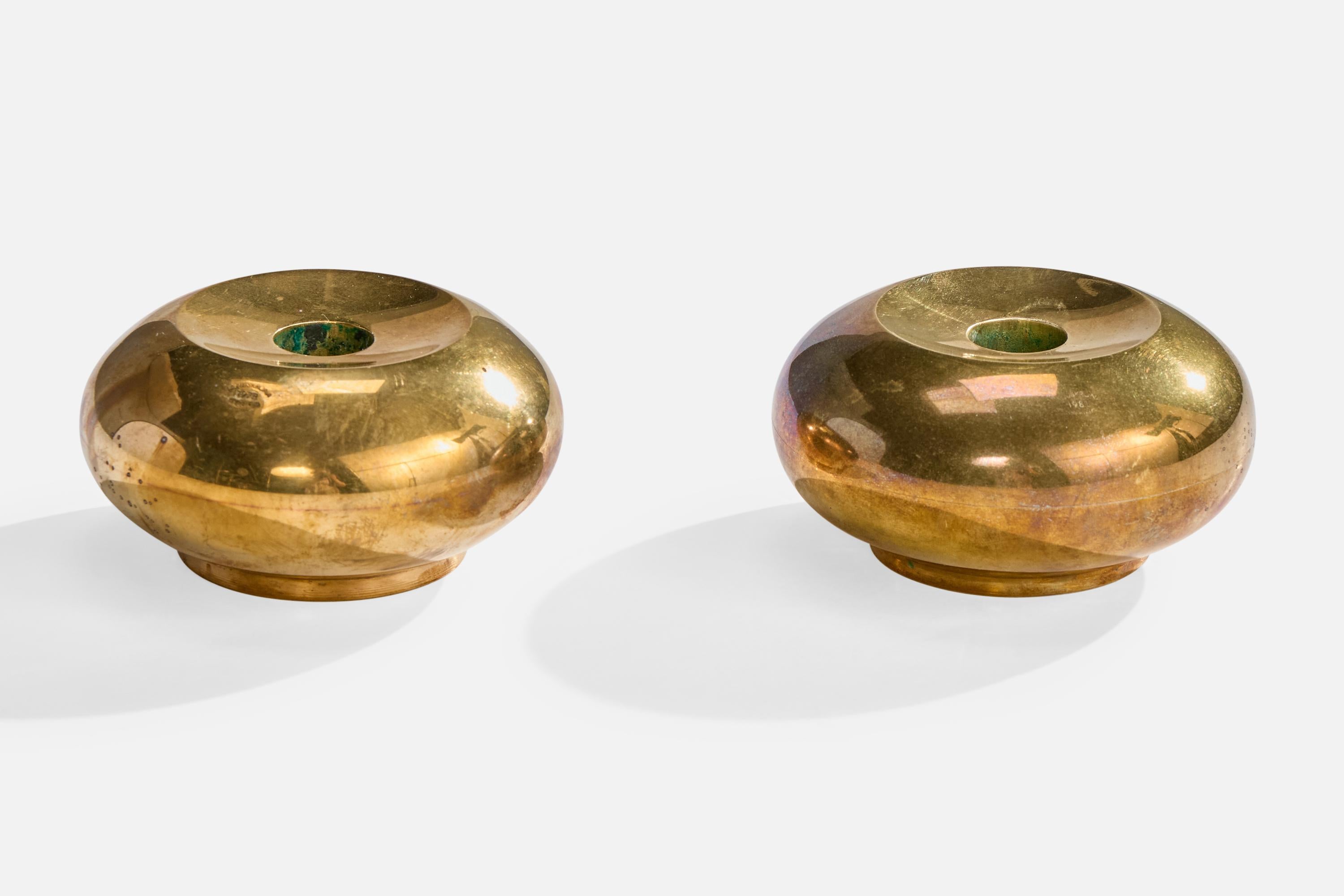 Paire de chandeliers en laiton fabriqués par Landskrona Mässing, Suède, l'un daté de 1978 et l'autre de 1981.

Dimensions globales (pouces) : 2.0 