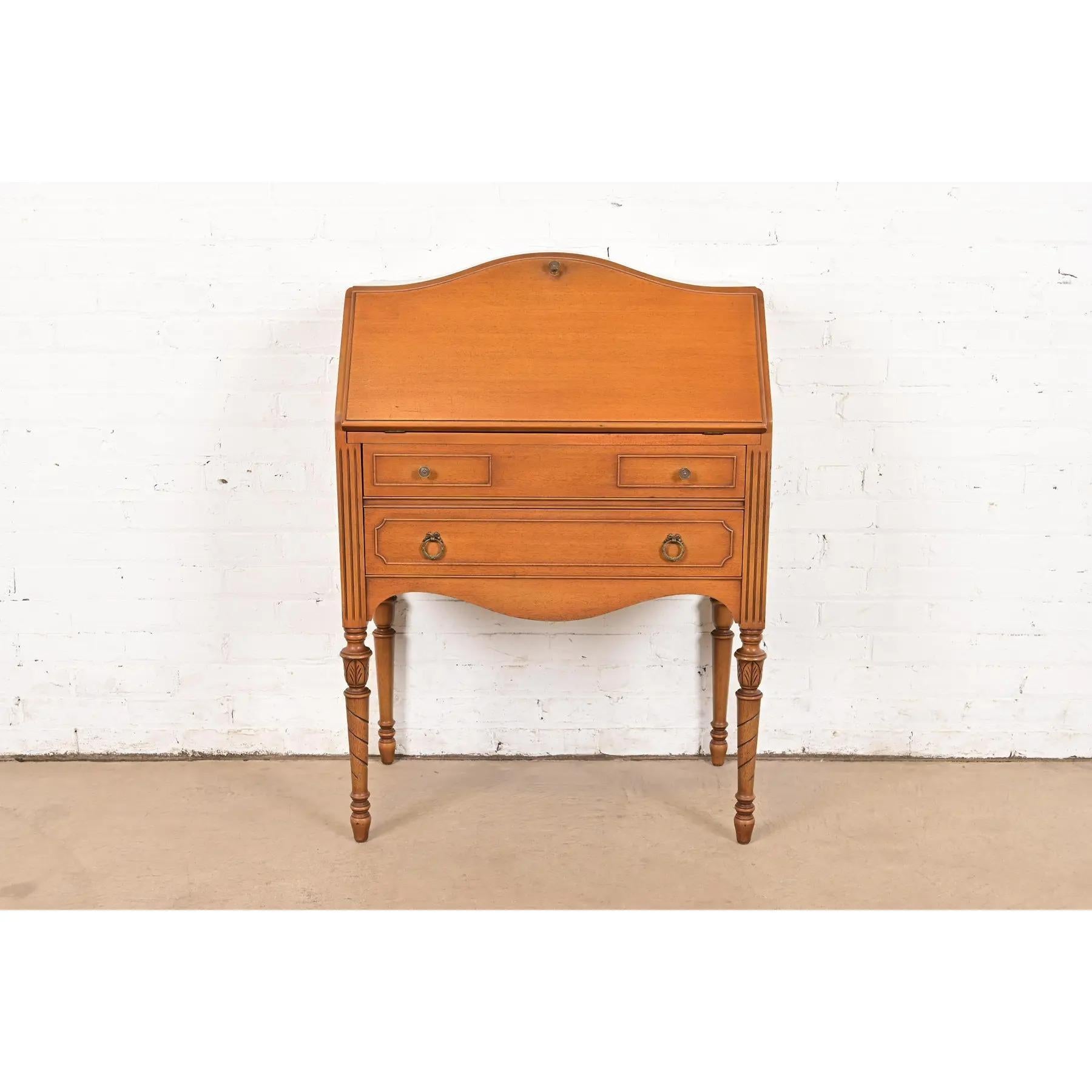 Una splendida scrivania francese Regency in stile Luigi XVI con ante a ribalta

Da Landstrom Furniture

USA, circa anni '20

Mogano intagliato, con ferramenta originale in ottone.

Misure: 28,5