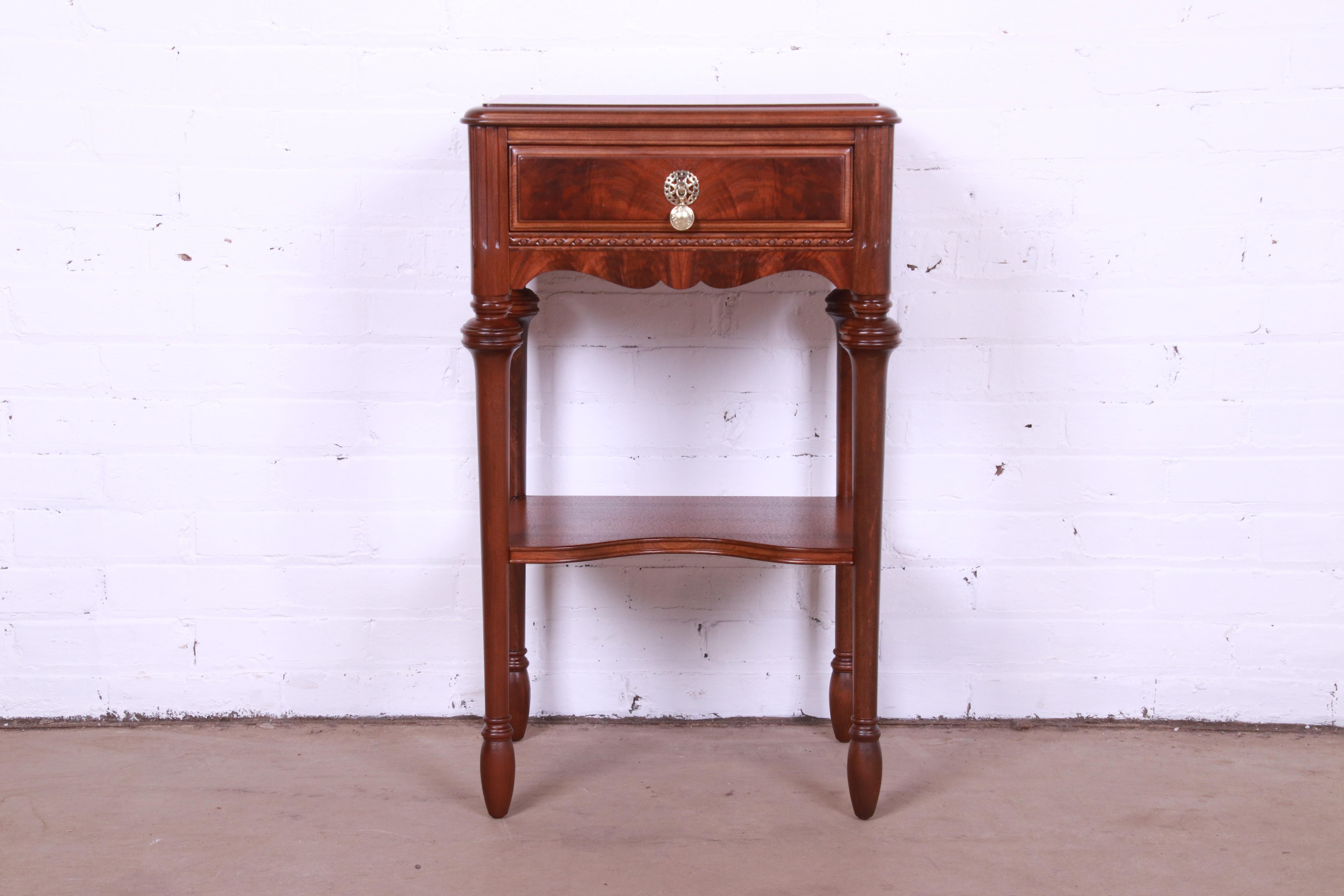An exceptional French Regency Louis XVI style nightstand or side table

By Landstrom Furniture

USA, Circa 1940s

Carved mahogany, with original brass hardware.

Measures: 18.5