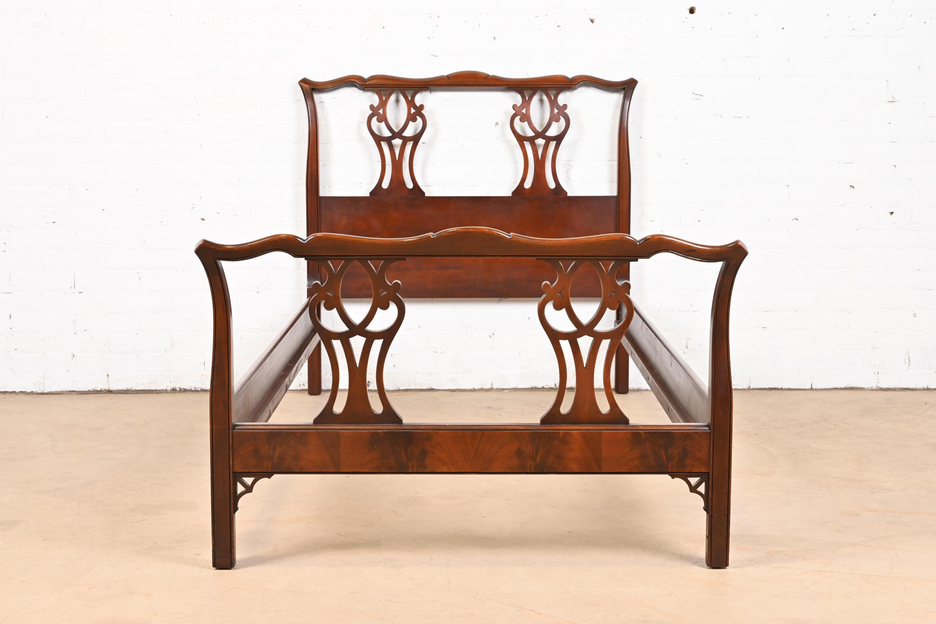 A stylish Georgian or Chippendale style carved mahogany twin size bed

By Landstrom Furniture

USA, Circa 1940s

Measures: 43