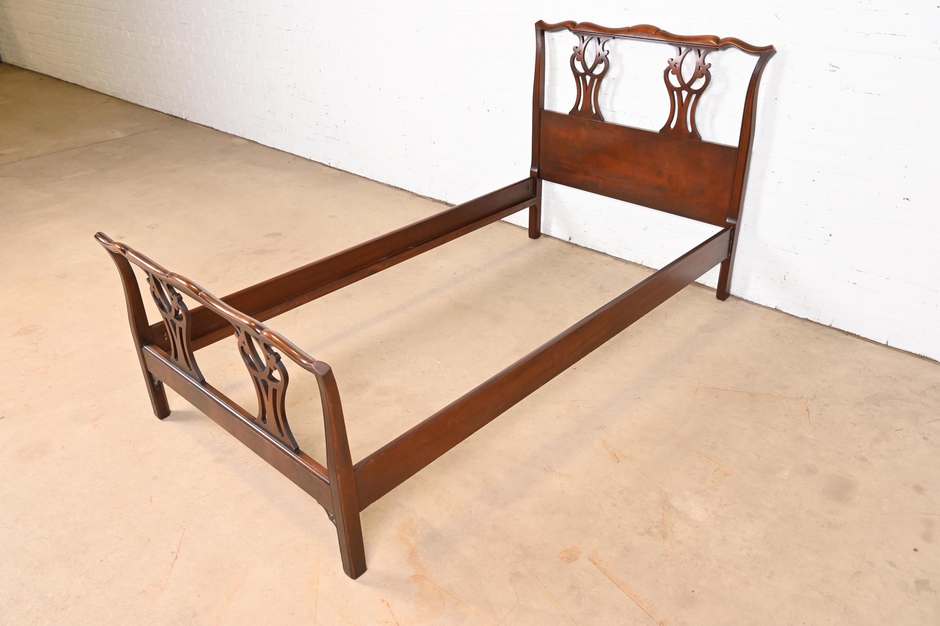 Landstrom Georgian Carved Mahogany Twin Size Bed, Circa 1940s In Good Condition For Sale In South Bend, IN