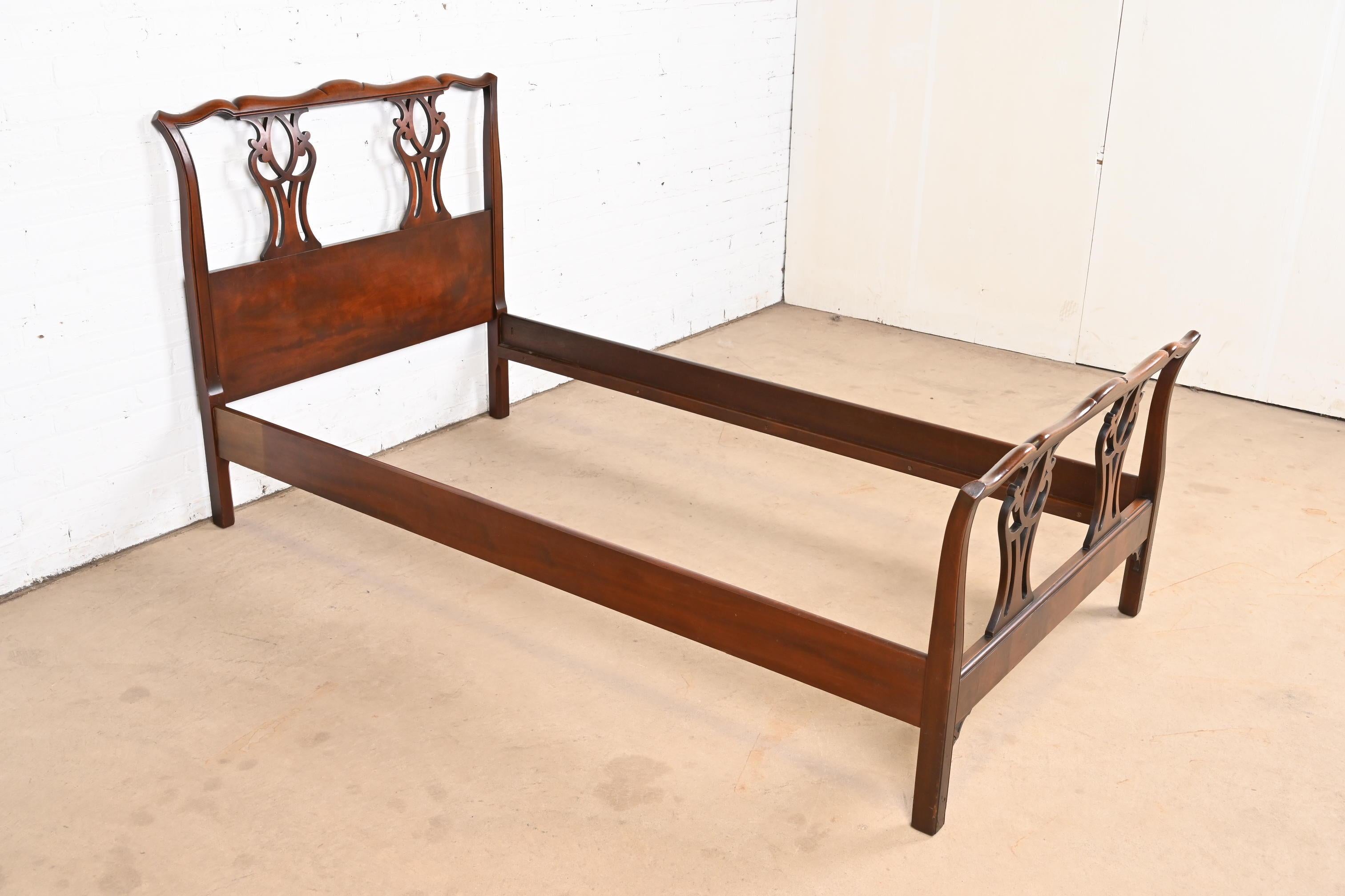 Landstrom Georgian Carved Mahogany Twin Size Bed, Circa 1940s For Sale 1