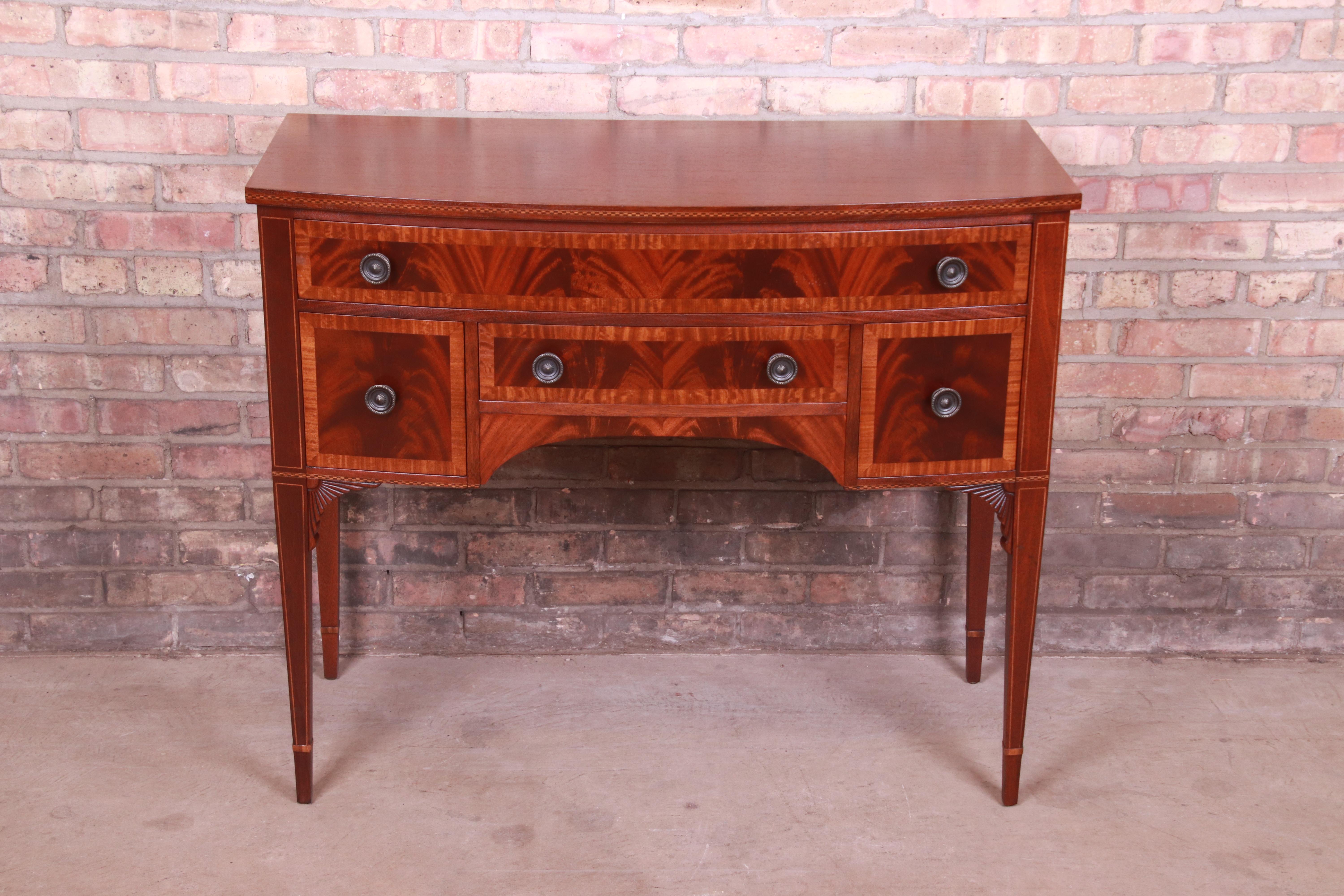 An exceptional Georgian or Hepplewhite style sideboard buffet or bar server

By Landstrom Furniture

USA, Circa 1940s

Book-matched flame mahogany, with satinwood banding and string inlay.

Measures: 40