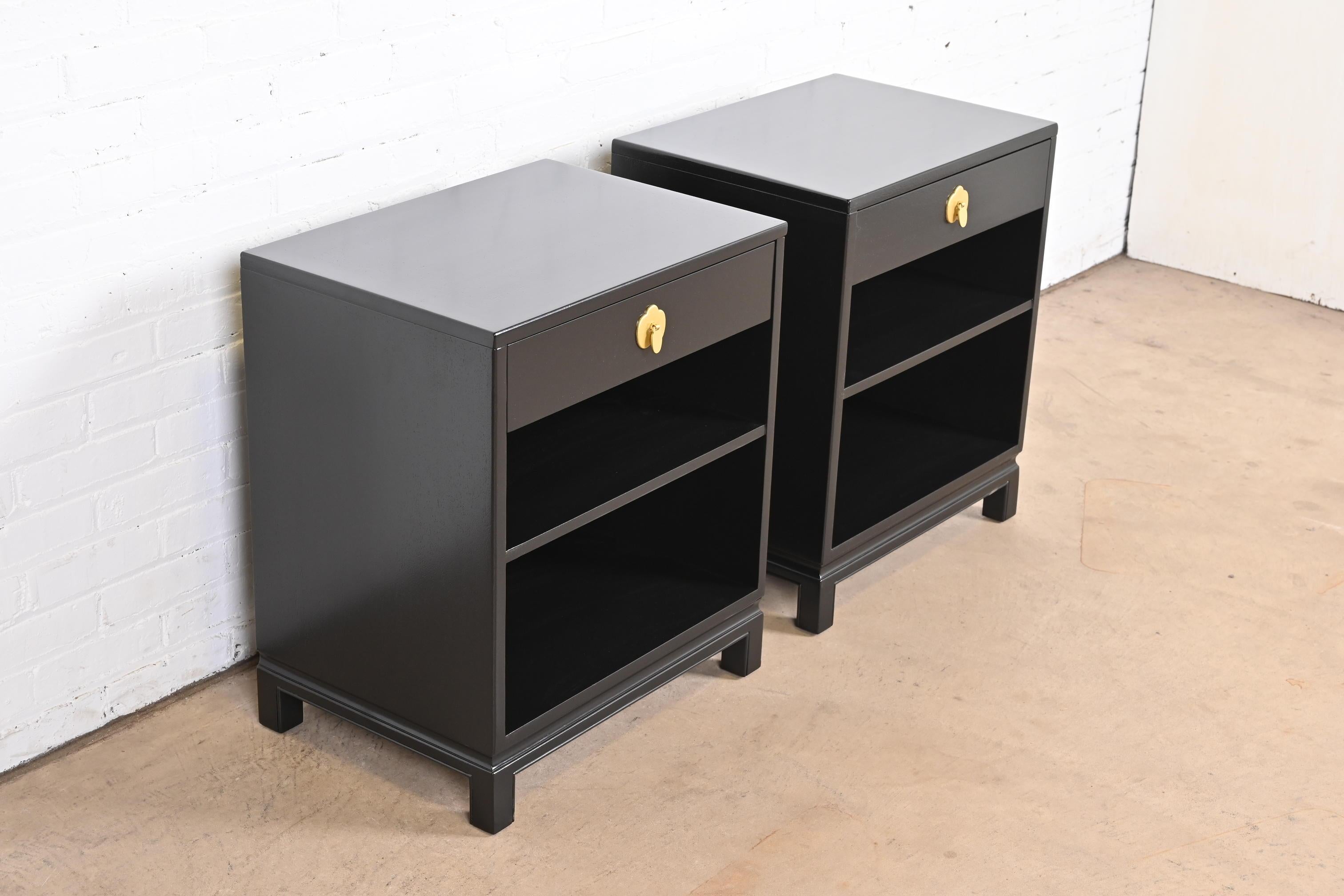 Landstrom Mid-Century Modern Hollywood Regency Black Lacquered Nightstands, Pair In Good Condition In South Bend, IN