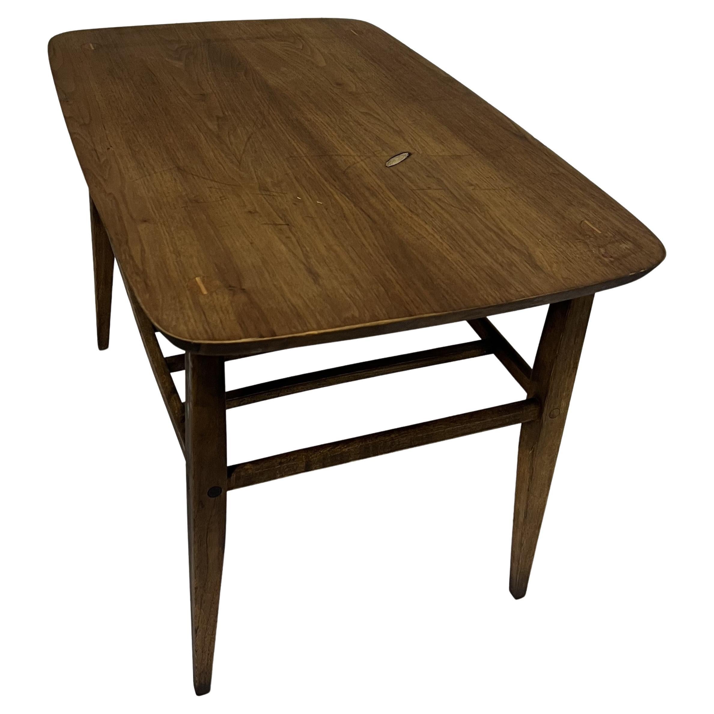 Lane Accent 991-05 Table d'appoint en noyer du milieu du siècle dernier
Rare et difficile à trouver, cette table Lane vintage a un design unique.
Problèmes d'état comme indiqué. 