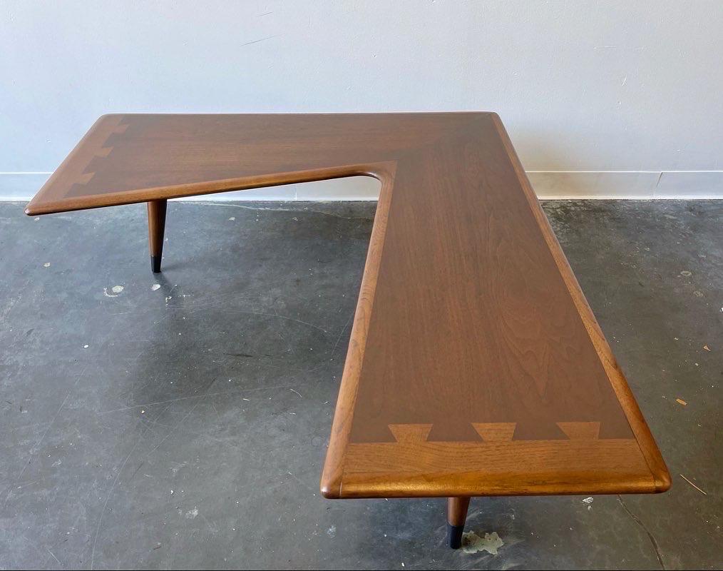 Sought after boomerang coffee table designed by Andres Bus for Lane Acclaim.

Professionally restored top to bottom and brought back to a factory finish.

Dimensions:

14 3/4