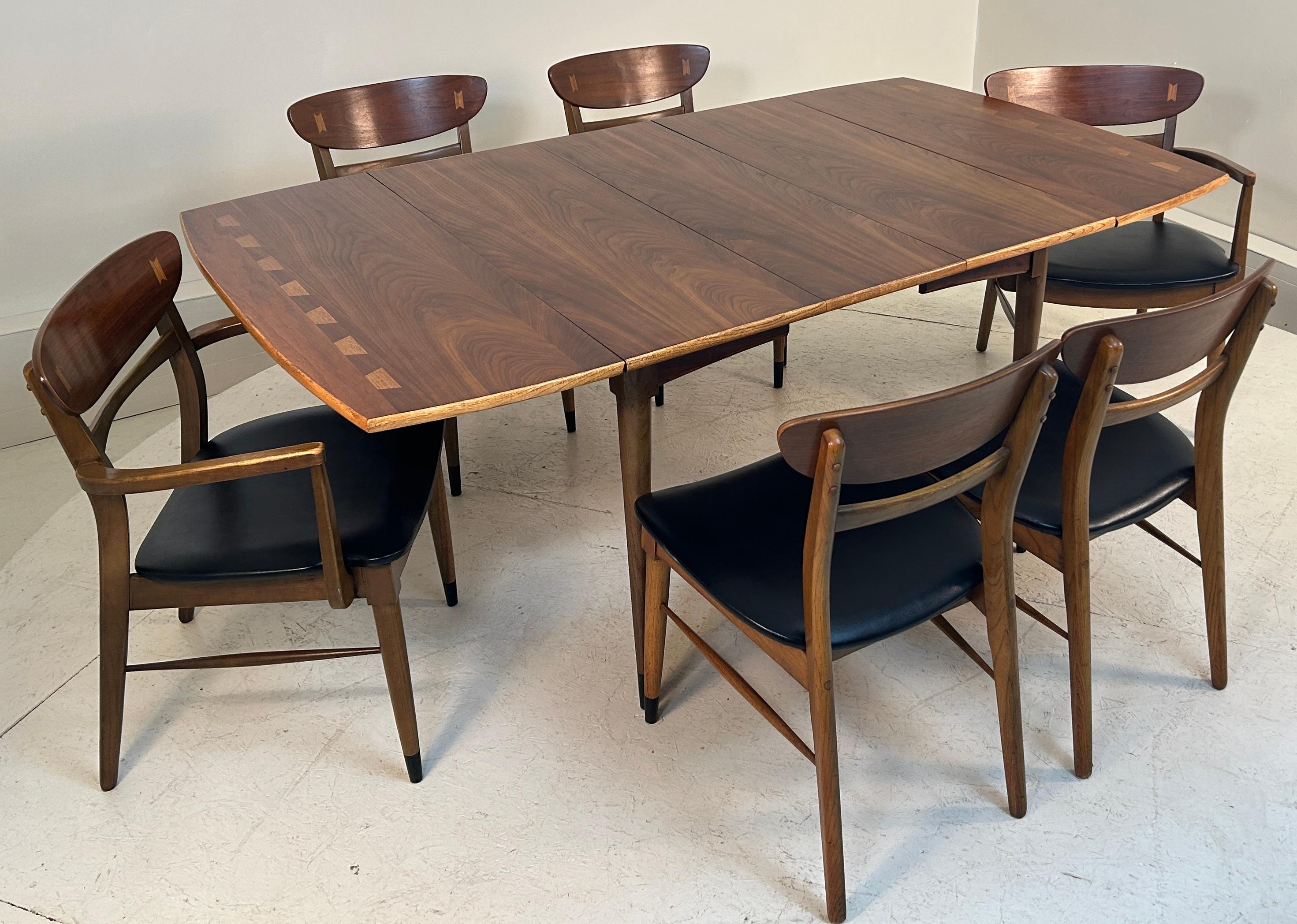 Table de salle à manger, feuille, 2 chaises de capitaine et 4 chaises d'appoint par Lane Acclaim avec les fameux éléments de design en queue d'aronde dans la table et les chaises. Fabriqué principalement en noyer (et les chaises en orme et noyer).
