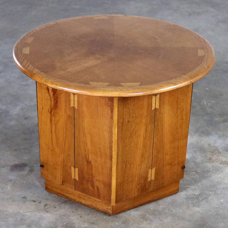 Lane Acclaim Dovetail End Table Round Top and Hexagon Base by