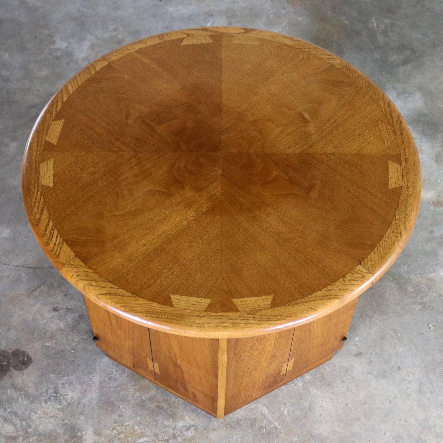 Lane Acclaim Dovetail End Table Round Top and Hexagon Cabinet Base by Andre Bus In Good Condition In Topeka, KS