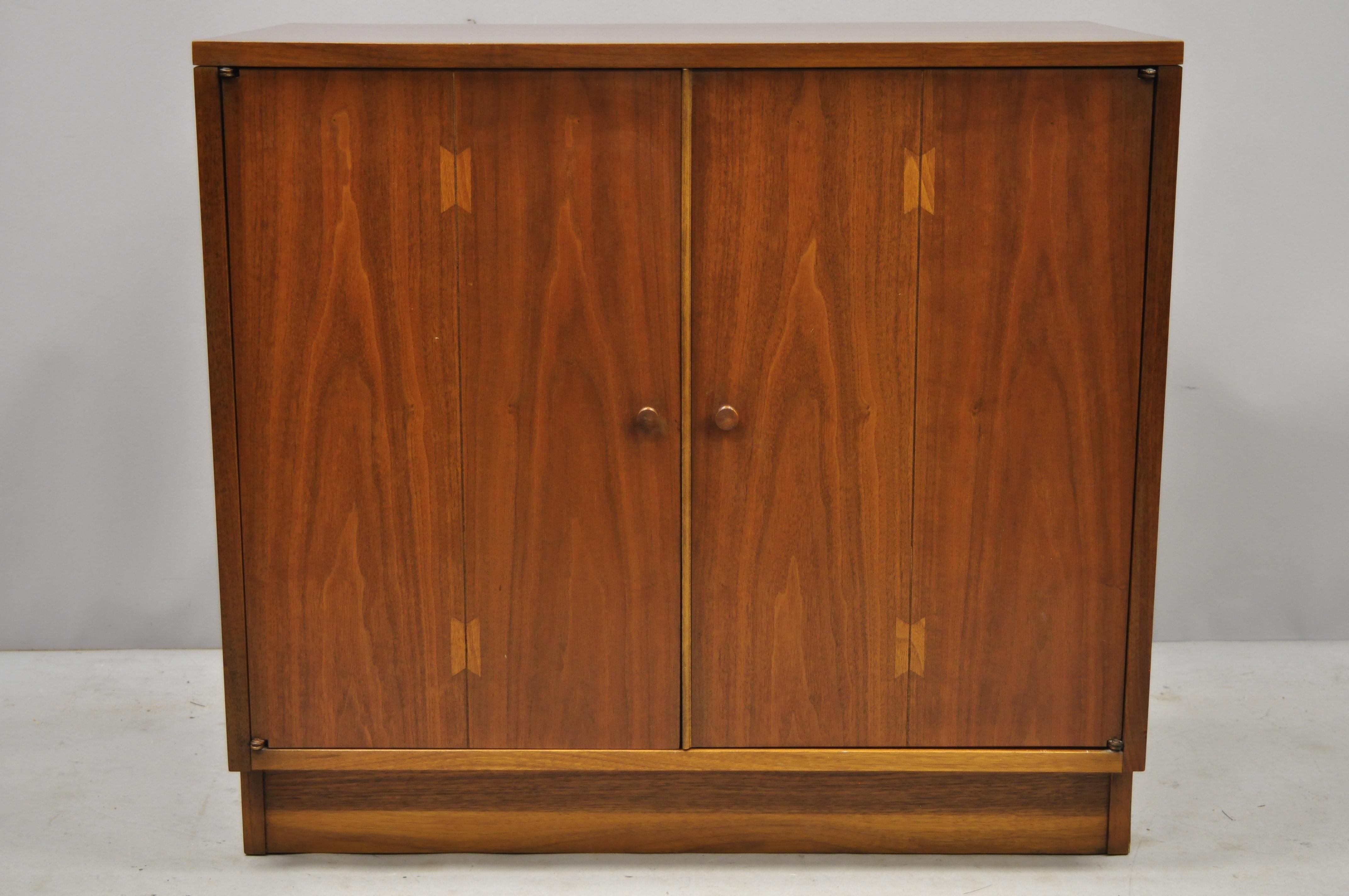 Lane acclaim Mid-Century Modern dovetail 2 door 32