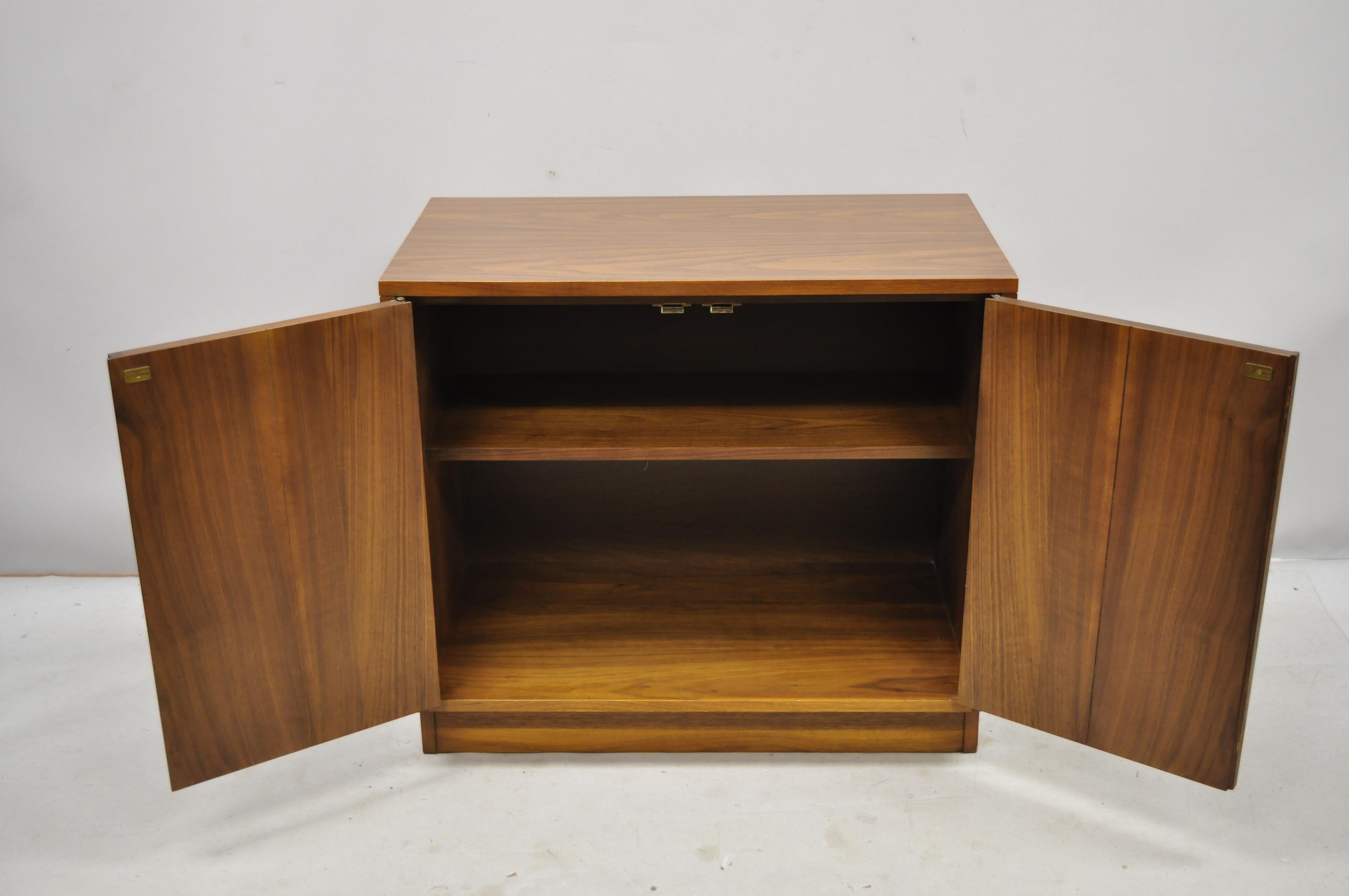 Lane Acclaim Mid-Century Modern Dovetail 2 Door Walnut Cabinet Chest In Good Condition In Philadelphia, PA