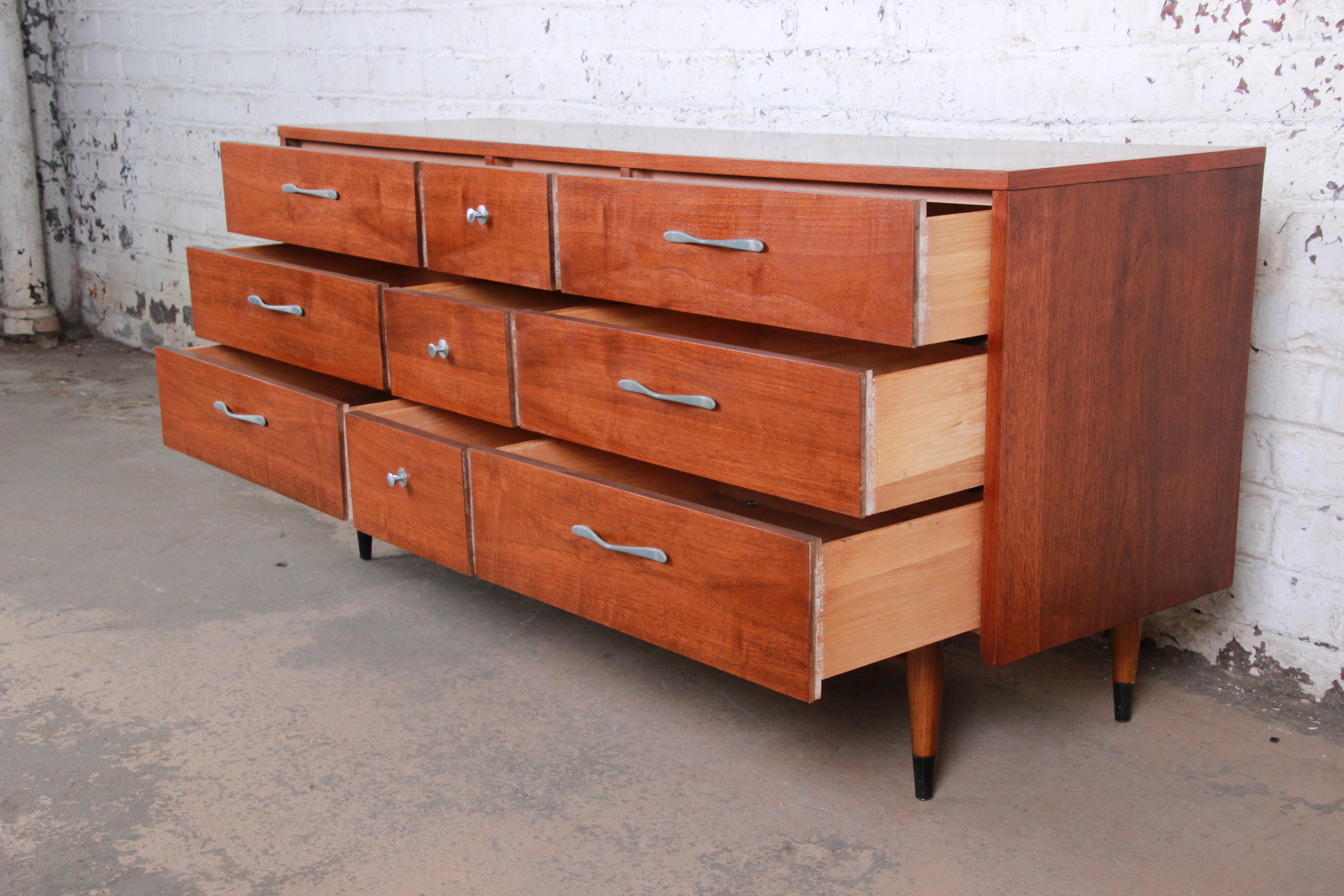 Lane Acclaim Mid-Century Modern Walnut Long Dresser or Credenza In Good Condition In South Bend, IN