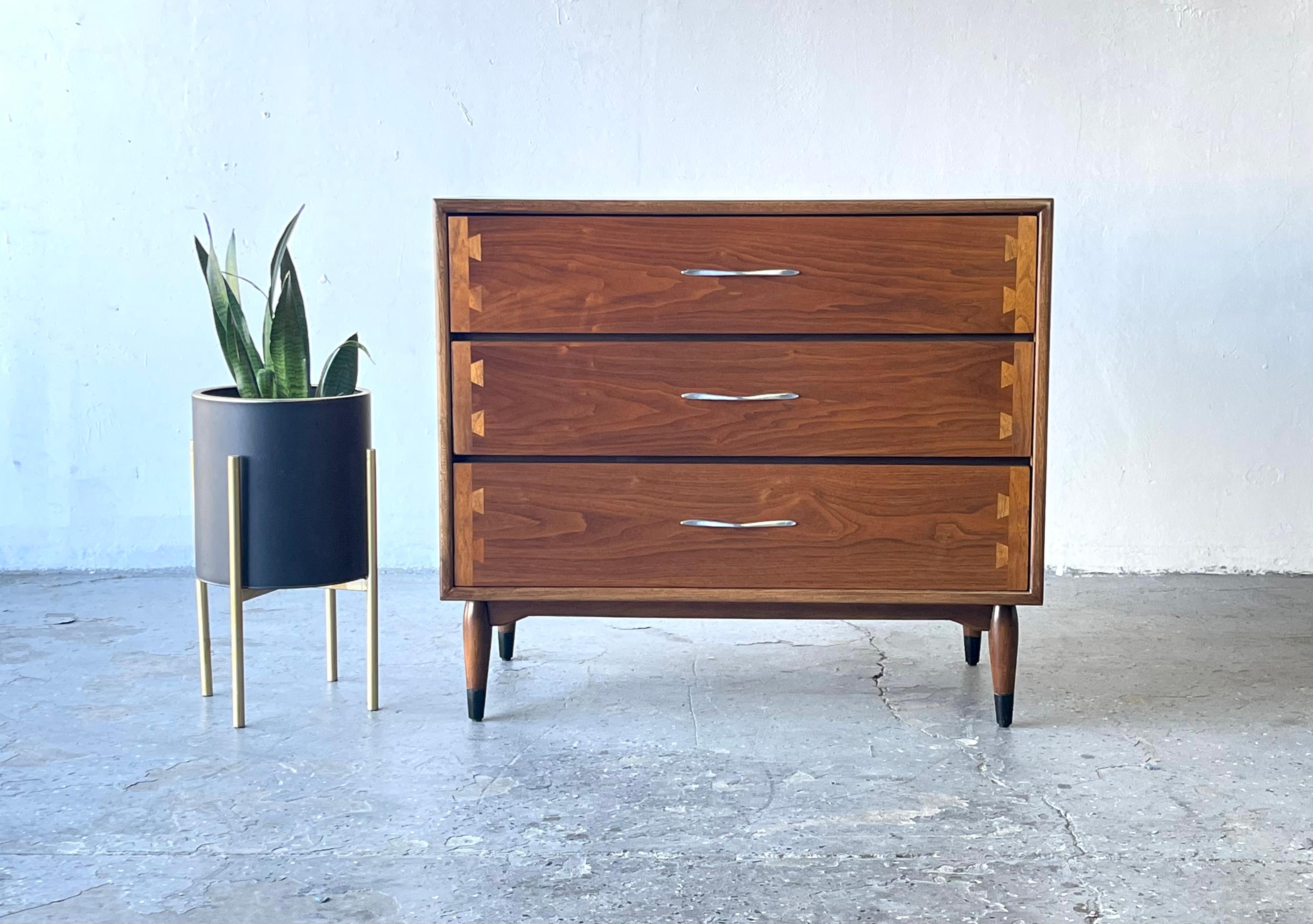 Mid-Century Modern lane acclaim bachelor chest dresser.

This is a Mid-Century Modern bachelor chest dresser from the Lane Acclaim series. It has their signature dovetailed design in the front, 3 dovetailed drawers with undulating silver pulls,