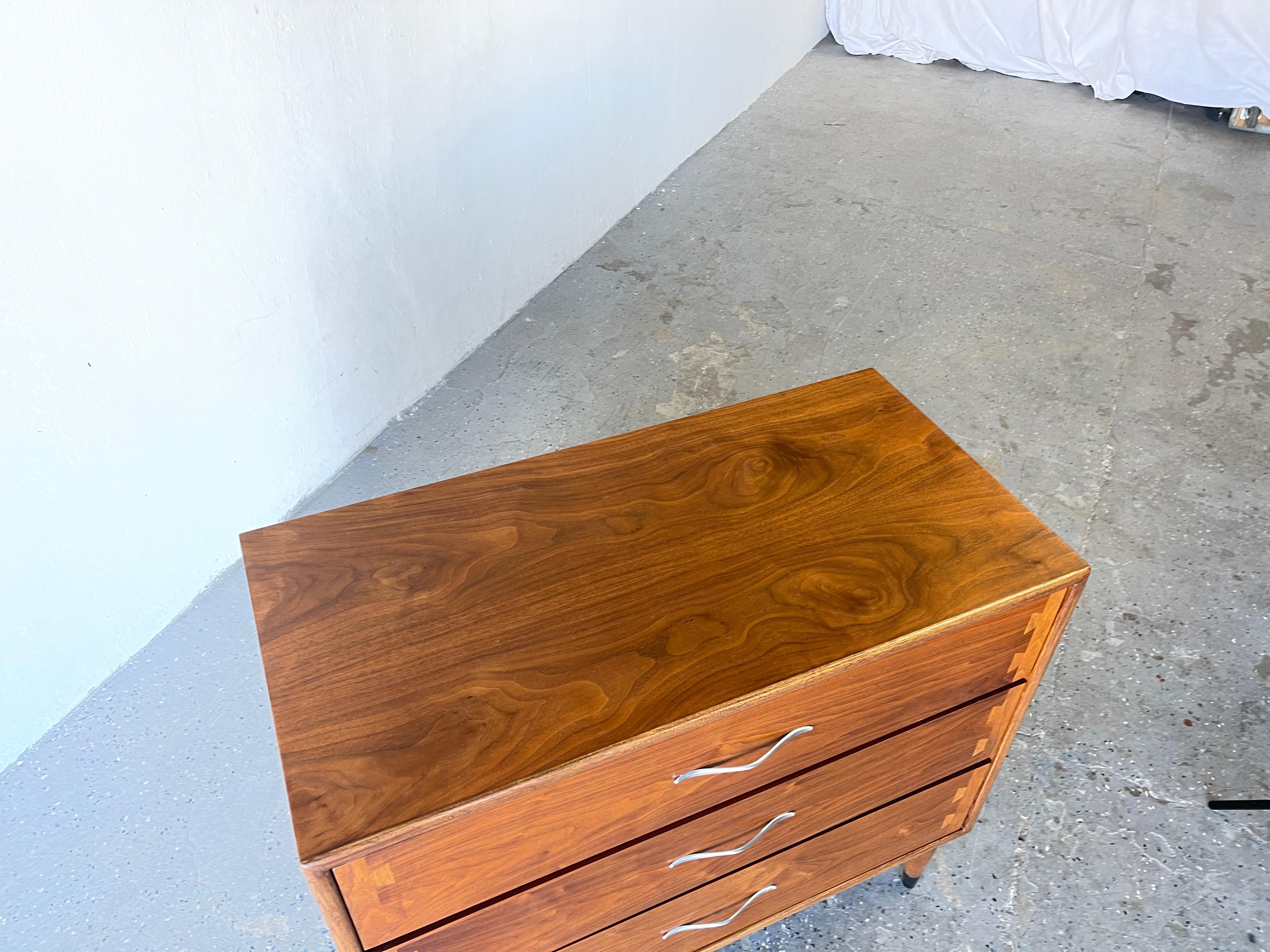 Lane Acclaim Mid-Century Modern Walnut Small Dresser In Good Condition In Las Vegas, NV