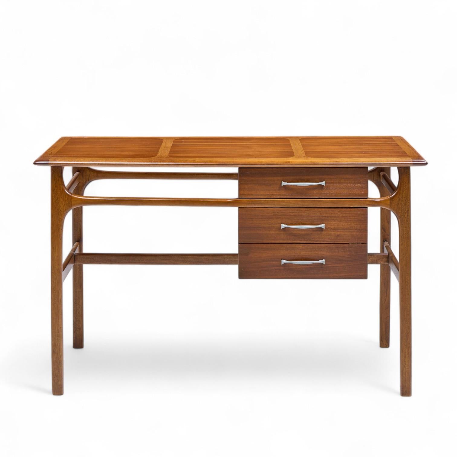 Lane Acclaim Nussbaum-Schreibtisch aus der Jahrhundertmitte

Dieser Schreibtisch misst: 48 breit x 22 tief x 29,5 hoch, mit einem Stuhl Abstand von 28,5 Zoll

Alle Möbelstücke sind in einem so genannten restaurierten Vintage-Zustand zu haben. Das
