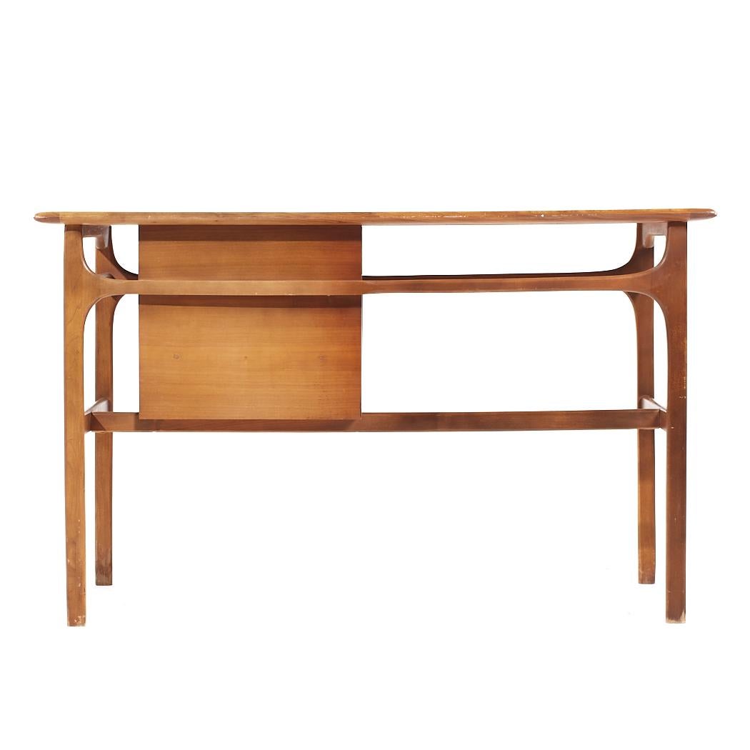 Lane Acclaim Mid Century Walnut Desk In Good Condition For Sale In Countryside, IL