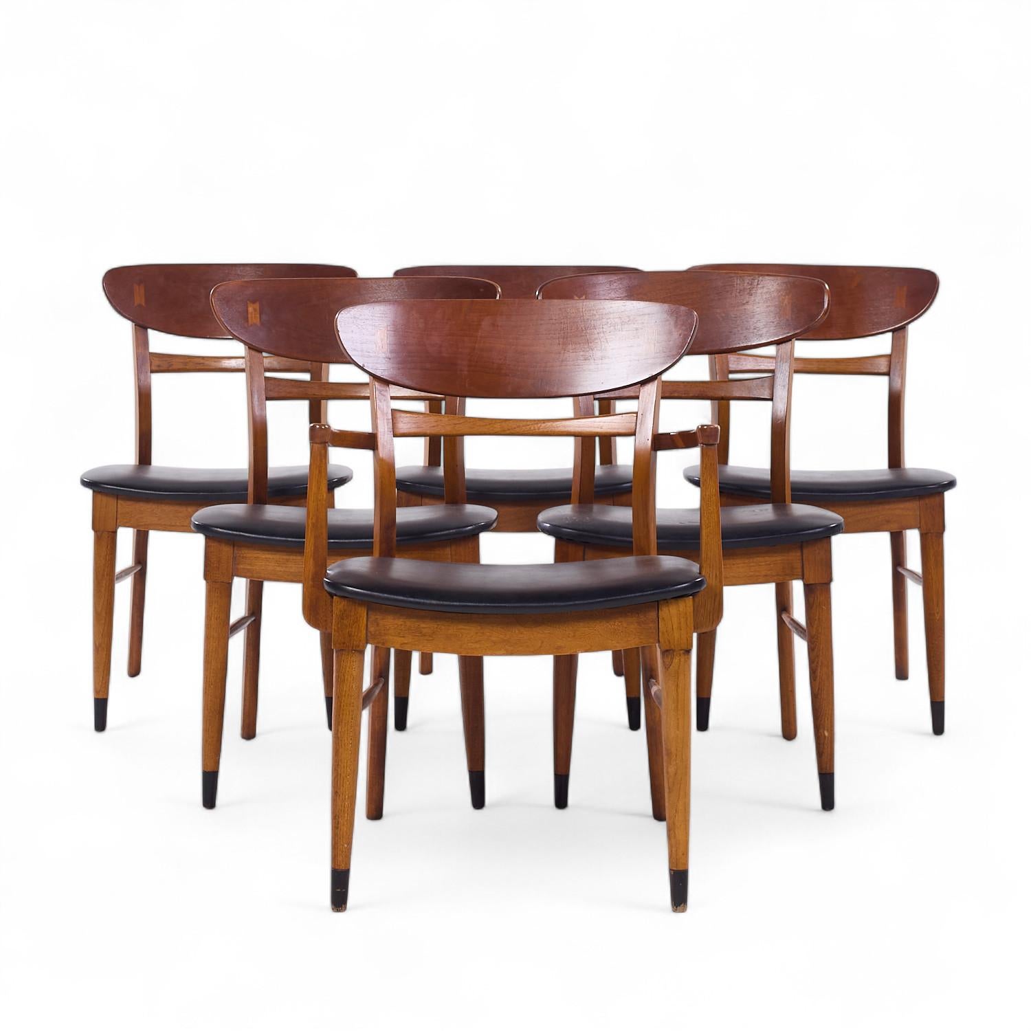 Lane Acclaim Mid Century Nussbaum Esszimmerstühle - 6er Set

Jeder armlose Stuhl misst: 19,25 breit x 20 tief x 31,25 hoch, mit einer Sitzhöhe von 17 Zoll
Jeder Kapitänsstuhl misst: 22,25 breit x 20 tief x 31,25 hoch, mit einer Sitzhöhe von 17 Zoll,