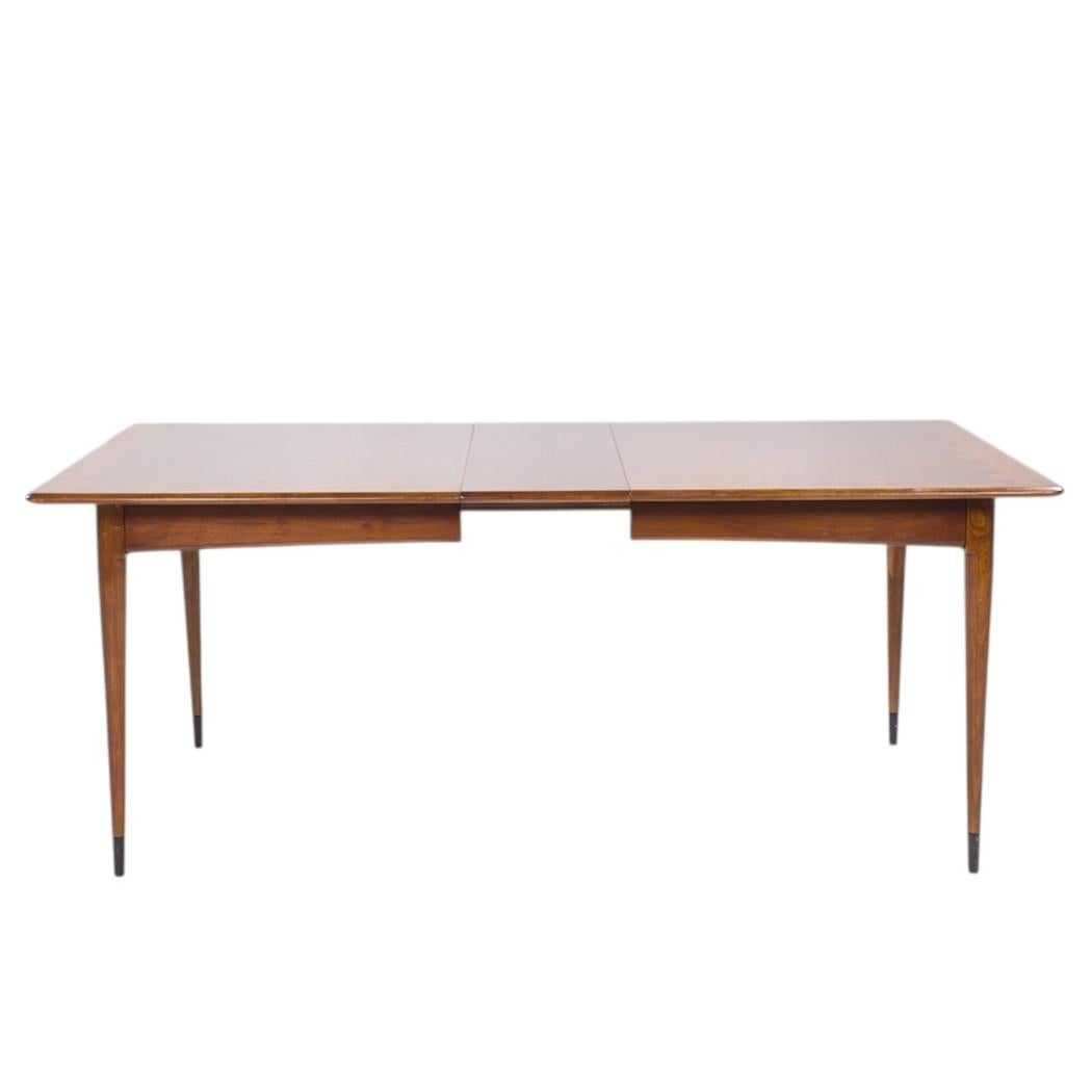 Lane Acclaim Mid Century Nussbaum Esstisch mit 1 Blatt

Dieser Tisch misst: 62 breit x 42 tief x 29 Zoll hoch, mit einem Stuhl Abstand von 25 Zoll, das Blatt misst 12 Zoll breit, so dass eine maximale Tischbreite von 74 Zoll, wenn das Blatt