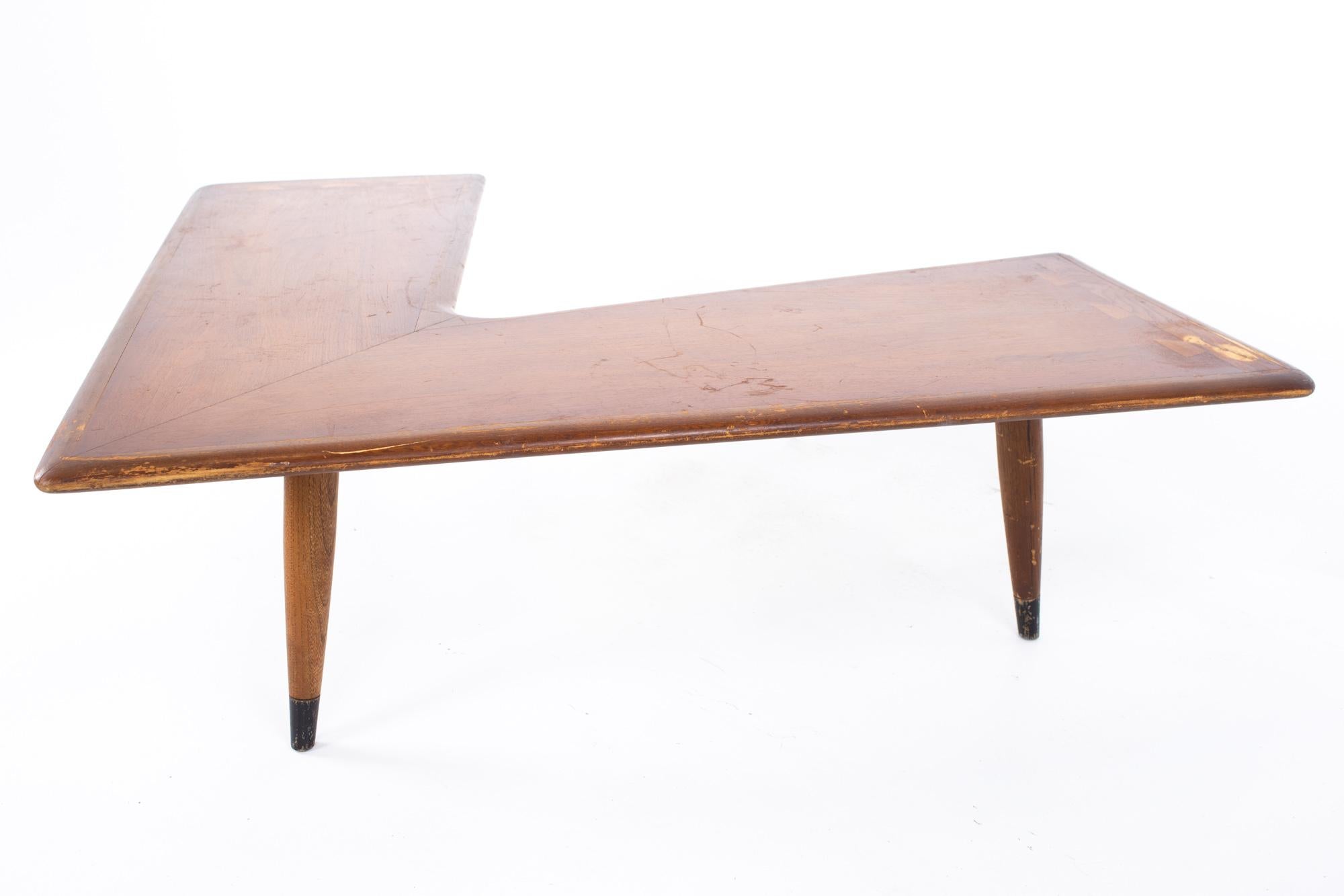 Lane Acclaim Mid Century Walnut Dovetail Boomerang Coffee Table In Good Condition In Countryside, IL