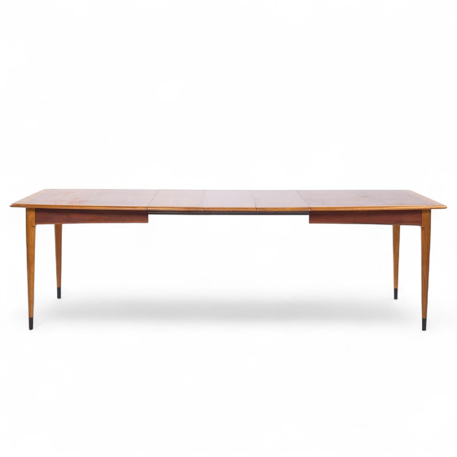 Lane Acclaim Table de salle à manger extensible en noyer du milieu du siècle avec 3 abattants

Cette table mesure : 62 large x 38 profond x 29 pouces de haut, avec un dégagement de chaise de 28,25 pouces, chaque feuille mesure 12 pouces de large, ce