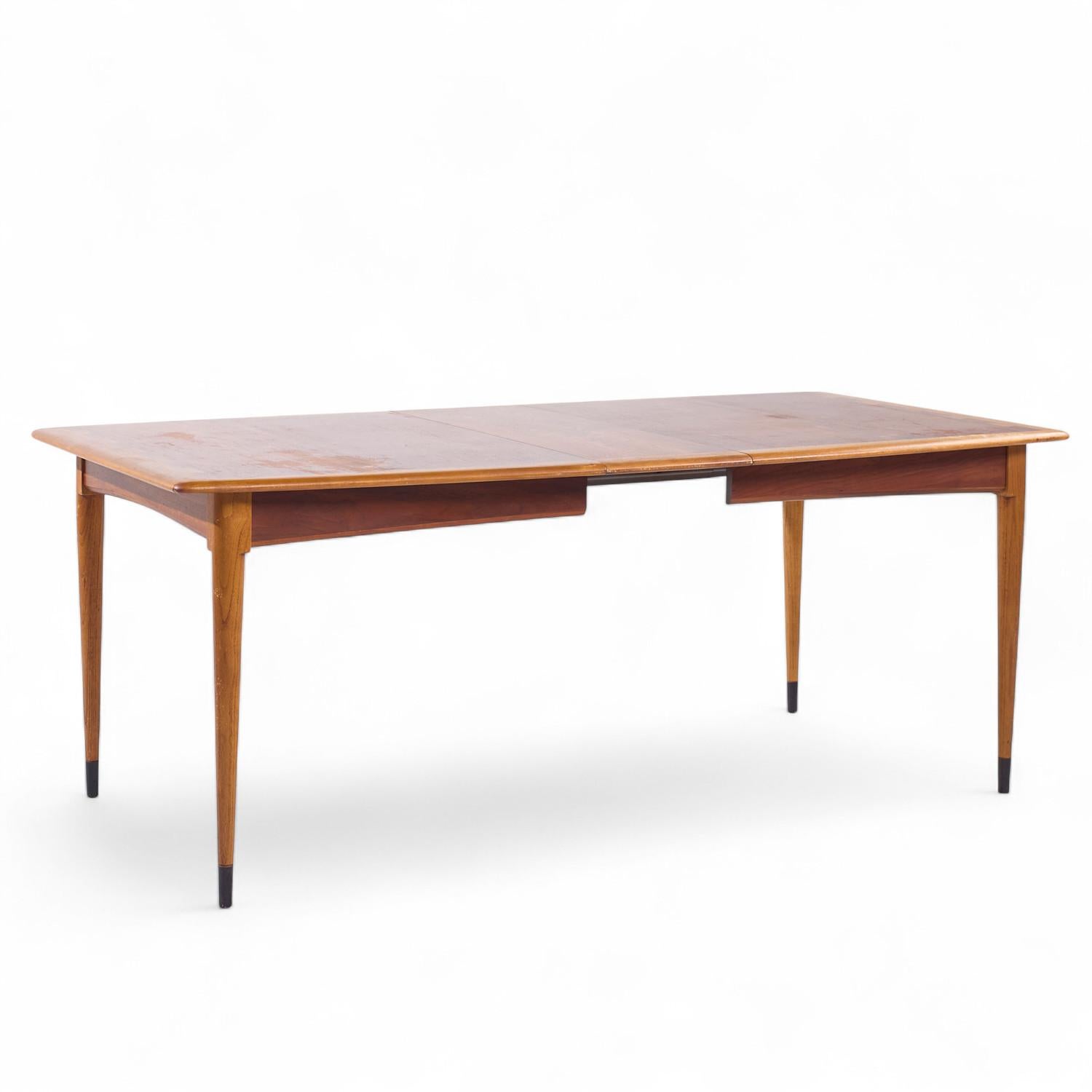20ième siècle Lane Acclaim Table de salle à manger extensible en noyer du milieu du siècle avec 3 abattants en vente