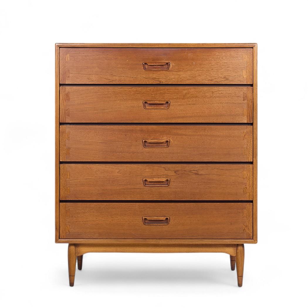 Lane Acclaim Mid Century Nussbaum Highboy Kommode

Dieser Highboy misst: 36 breit x 18 tief x 43,75 Zoll hoch

Wir machen unsere Fotos in einem Studio mit kontrollierter Beleuchtung, um so viele Details wie möglich zu zeigen. Wir arbeiten keine