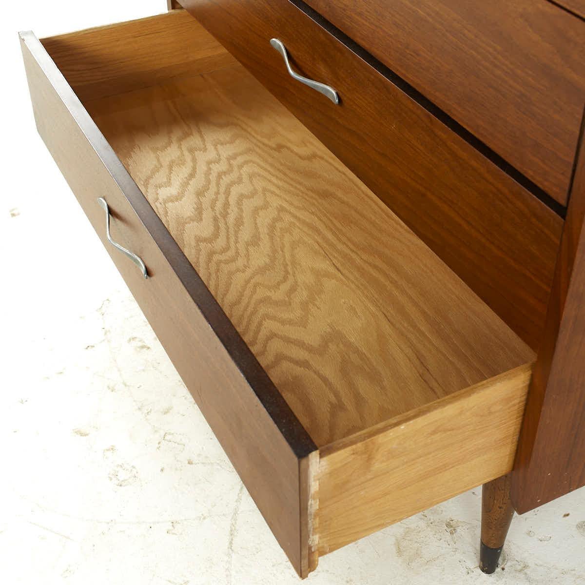 Lane Acclaim Mid Century Walnut Highboy Dresser In Good Condition For Sale In Countryside, IL