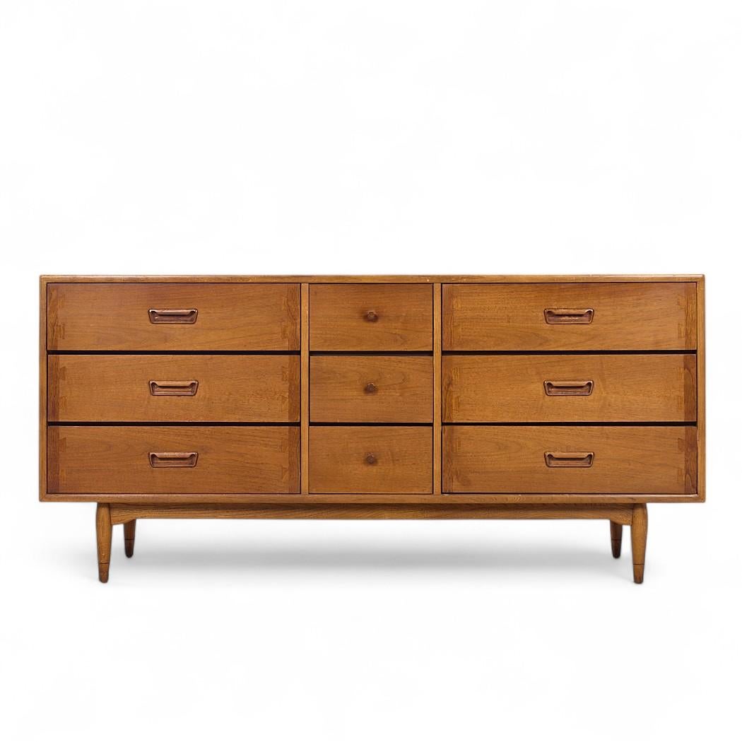 Lane Acclaim Mid Century Nussbaum Lowboy Kommode

Dieser Lowboy misst: 64 breit x 18 tief x 30 Zoll hoch

Wir machen unsere Fotos in einem Studio mit kontrollierter Beleuchtung, um so viele Details wie möglich zu zeigen. Wir arbeiten keine