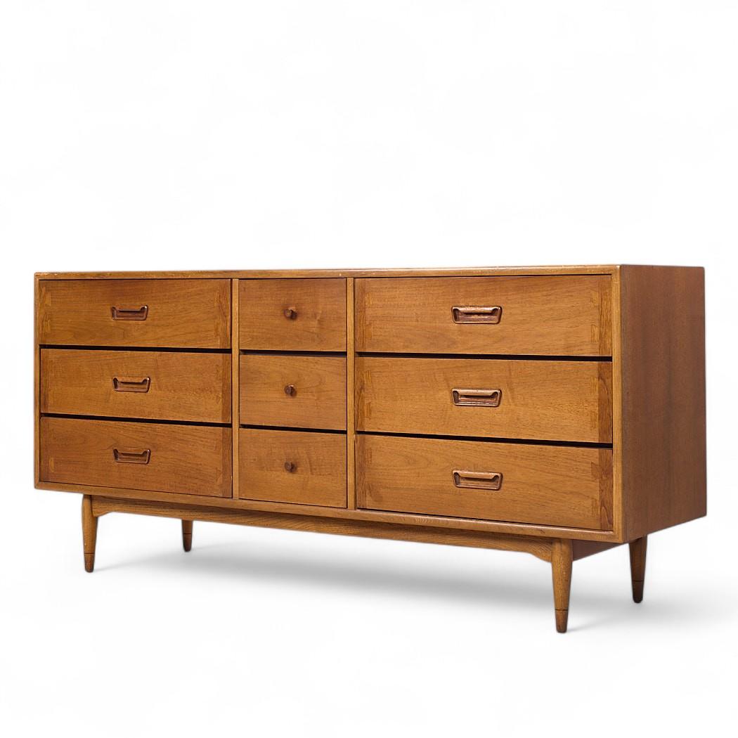 Lane Acclaim Mid Century Nussbaum Lowboy Kommode (Moderne der Mitte des Jahrhunderts) im Angebot