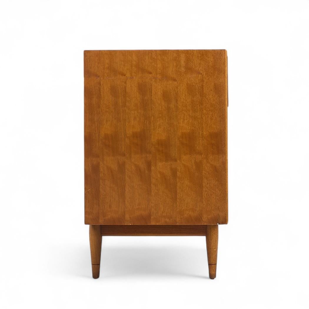 Lane Acclaim Mid Century Nussbaum Lowboy Kommode (amerikanisch) im Angebot