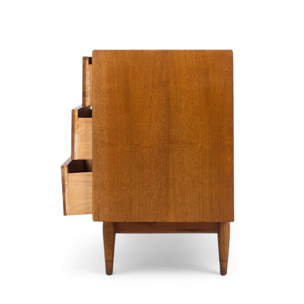 Lane Acclaim Mid Century Nussbaum Lowboy Kommode im Zustand „Gut“ im Angebot in Countryside, IL