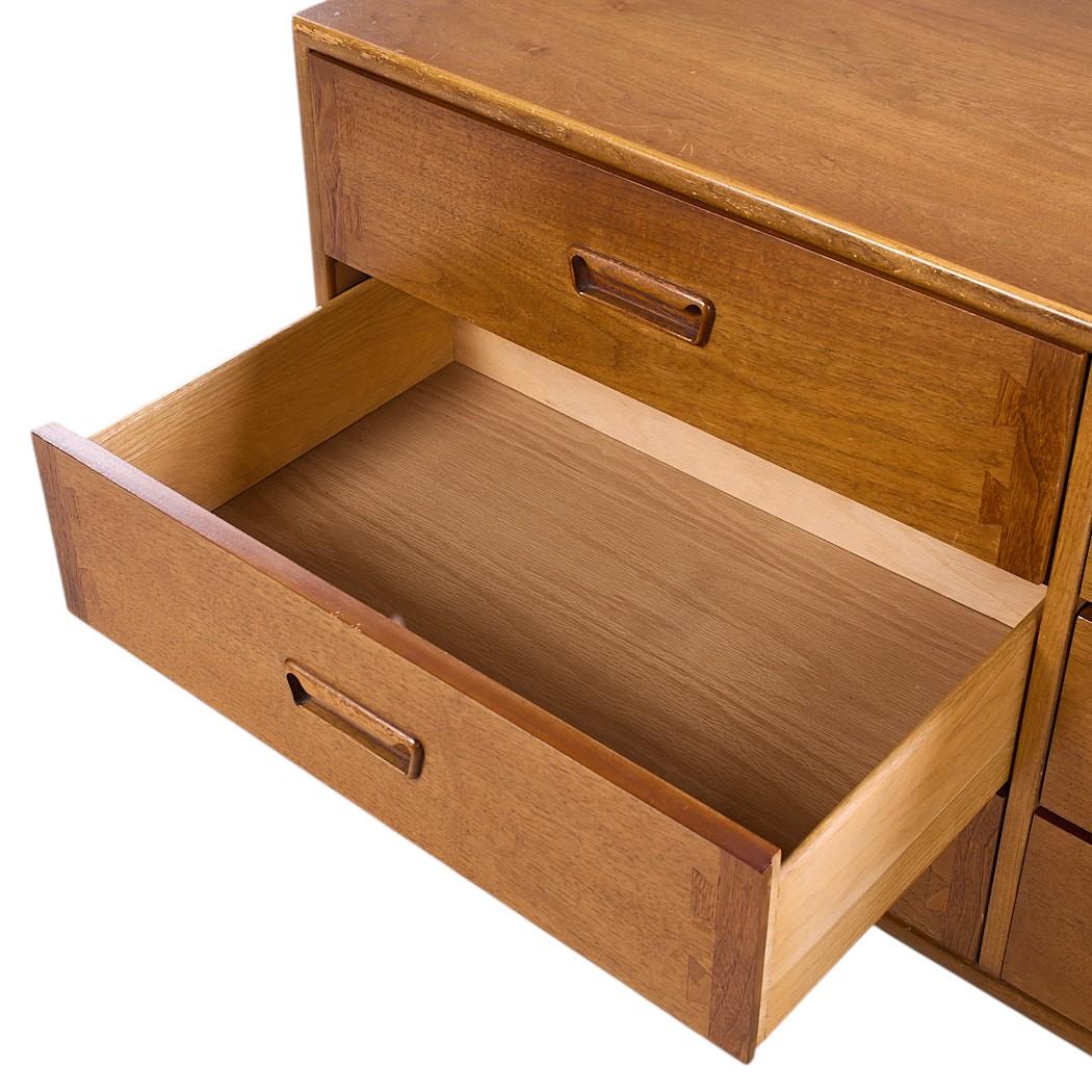Lane Acclaim Mid Century Nussbaum Lowboy Kommode (20. Jahrhundert) im Angebot