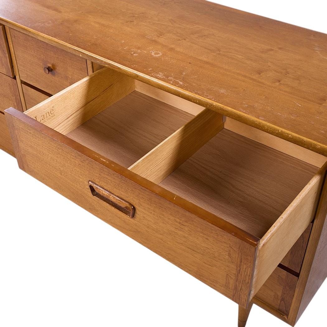 Lane Acclaim Mid Century Nussbaum Lowboy Kommode im Angebot 1