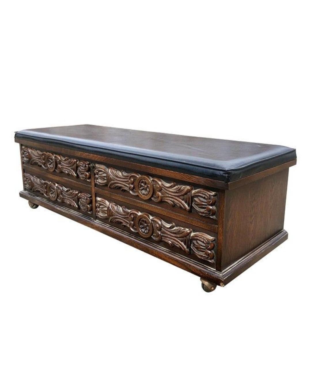 Ein Mid Century Lane's Altavista geschnitzt Nussbaum und gepolstert Rolling Blanket Chest Storage Bench. Misst 60