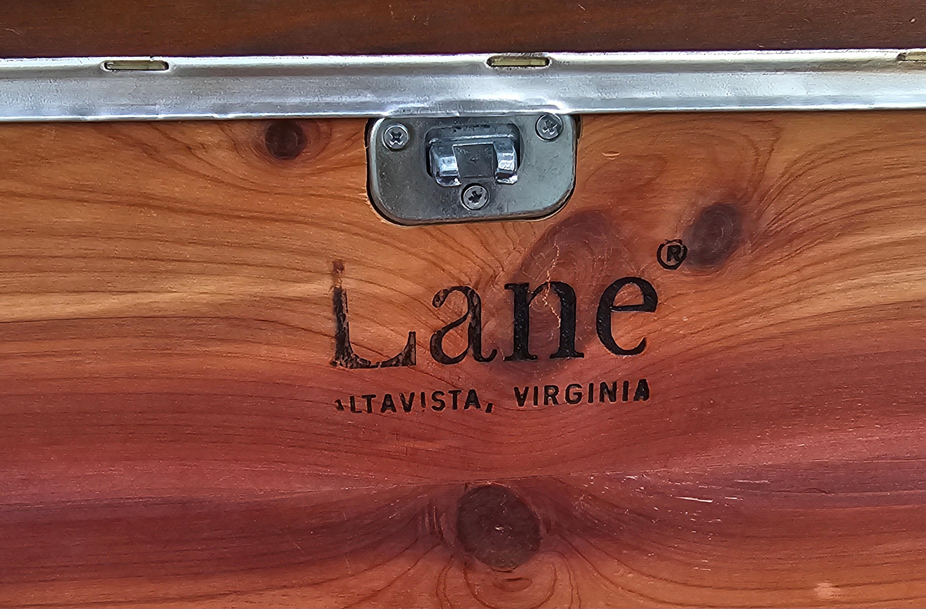Lane Altavista Aufbewahrungsbank aus geschnitztem Walnussholz und gepolsterter Rolldeckentruhe (Kunstleder) im Angebot