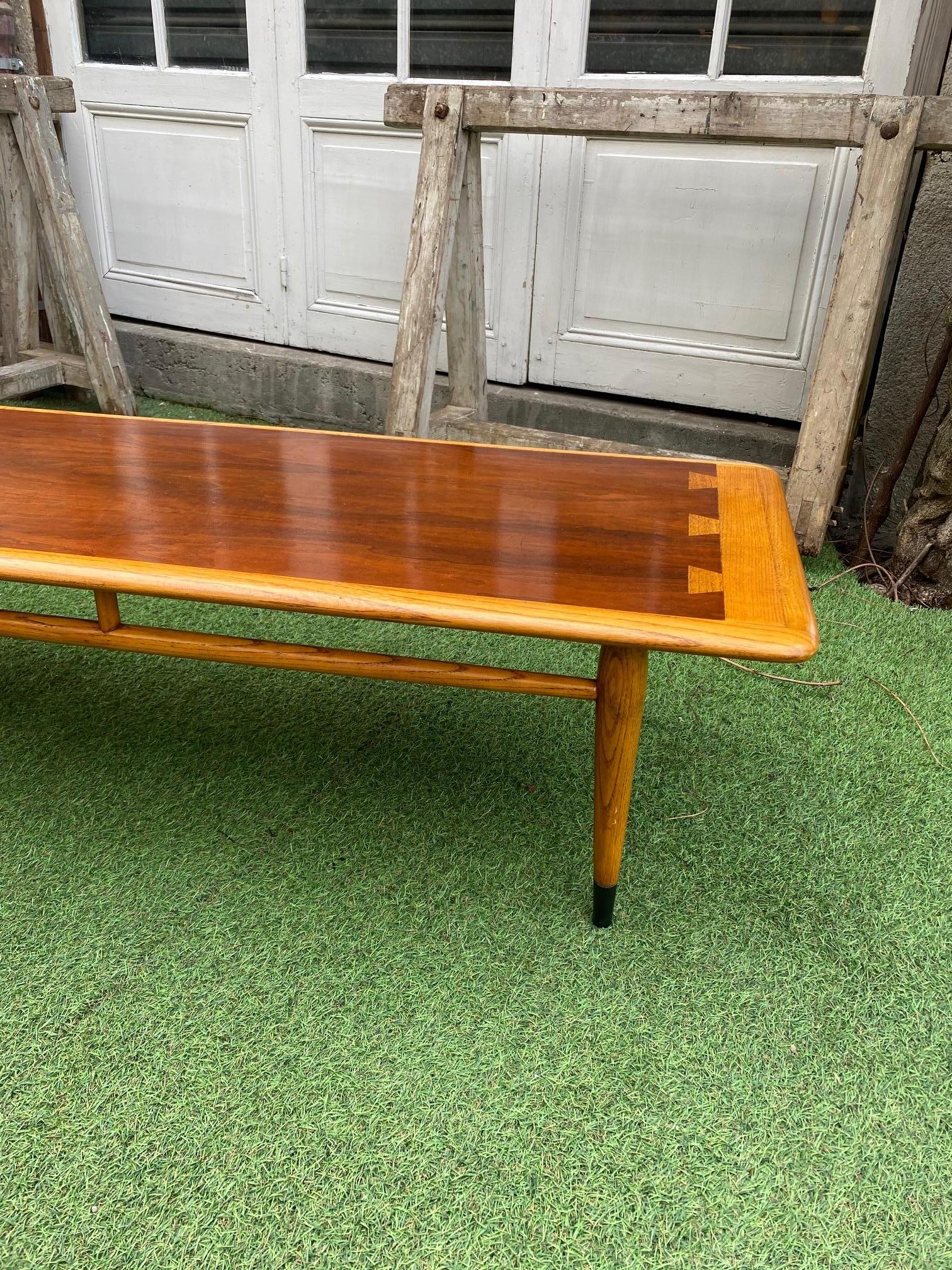 Lane Altavista coffee table, USA, 1960s
Ash and walnut.