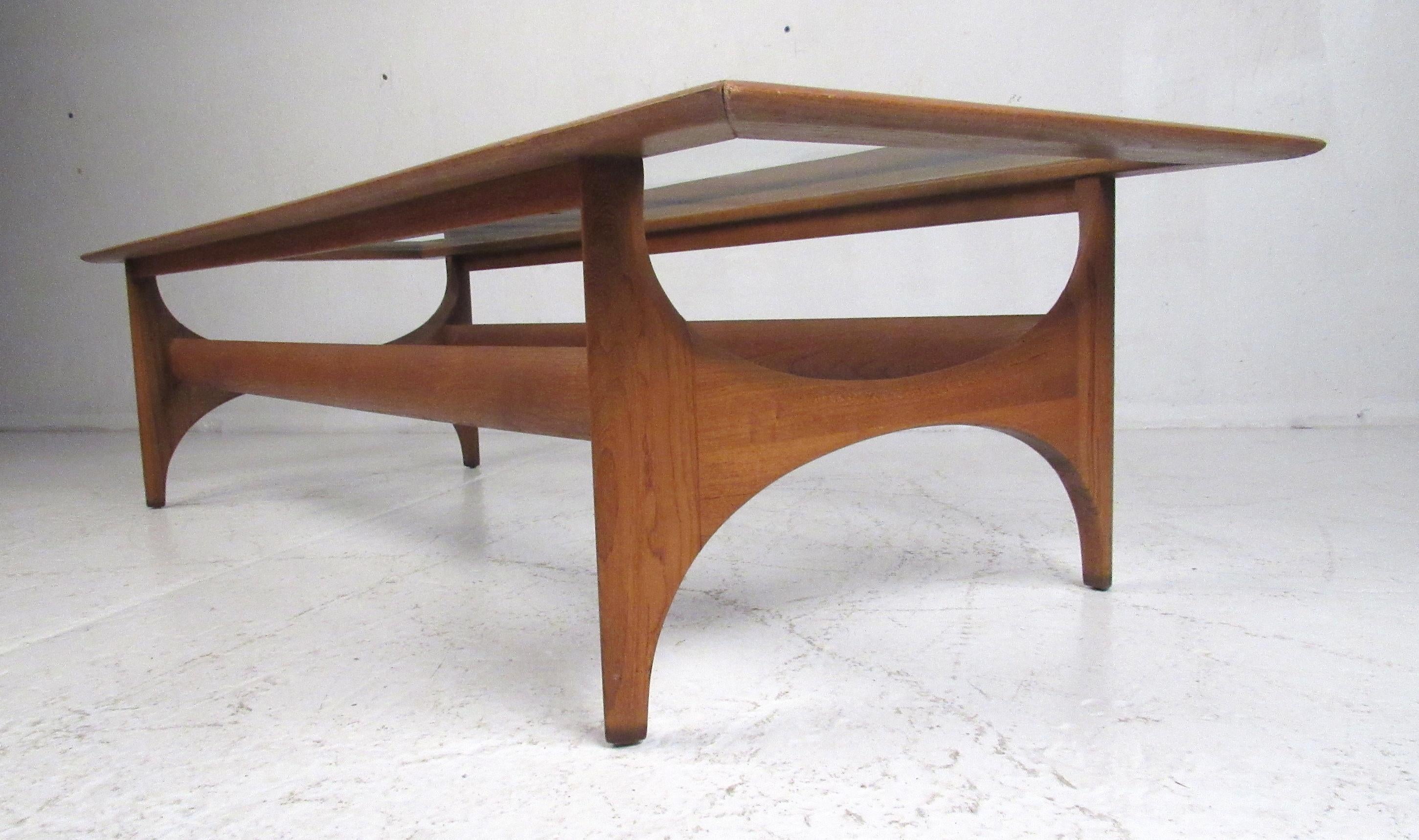 Magnifique table basse en noyer du milieu du siècle dernier, fabriquée par les meubles Lane's Altavista. Veuillez confirmer la localisation de l'article (NY ou NJ) auprès du revendeur.