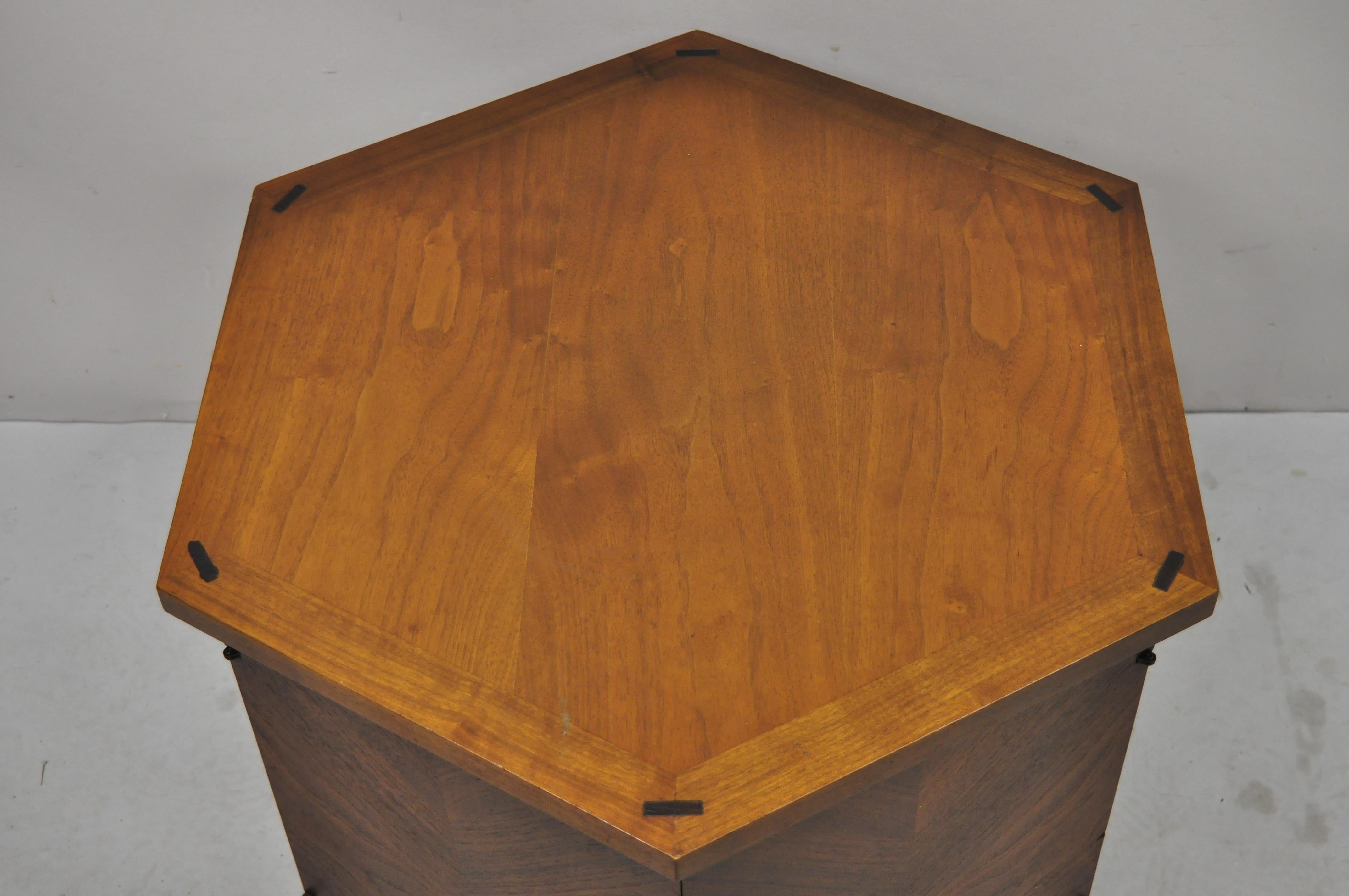 Lane Altavista Mid-Century Modern Walnut 2 Door Side Drum End Table Cabinet In Good Condition For Sale In Philadelphia, PA