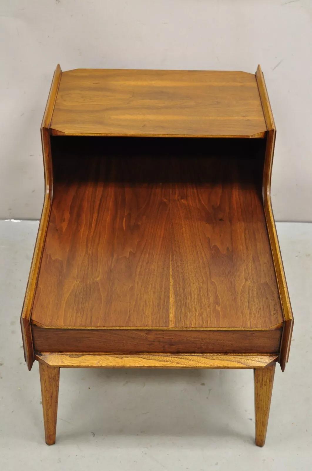 Lane's Altavista Mid Century Modern Walnuss 2 Tier Step Up End Table / Beistelltisch. Circa Mitte des 20. Jahrhunderts. Abmessungen: 23