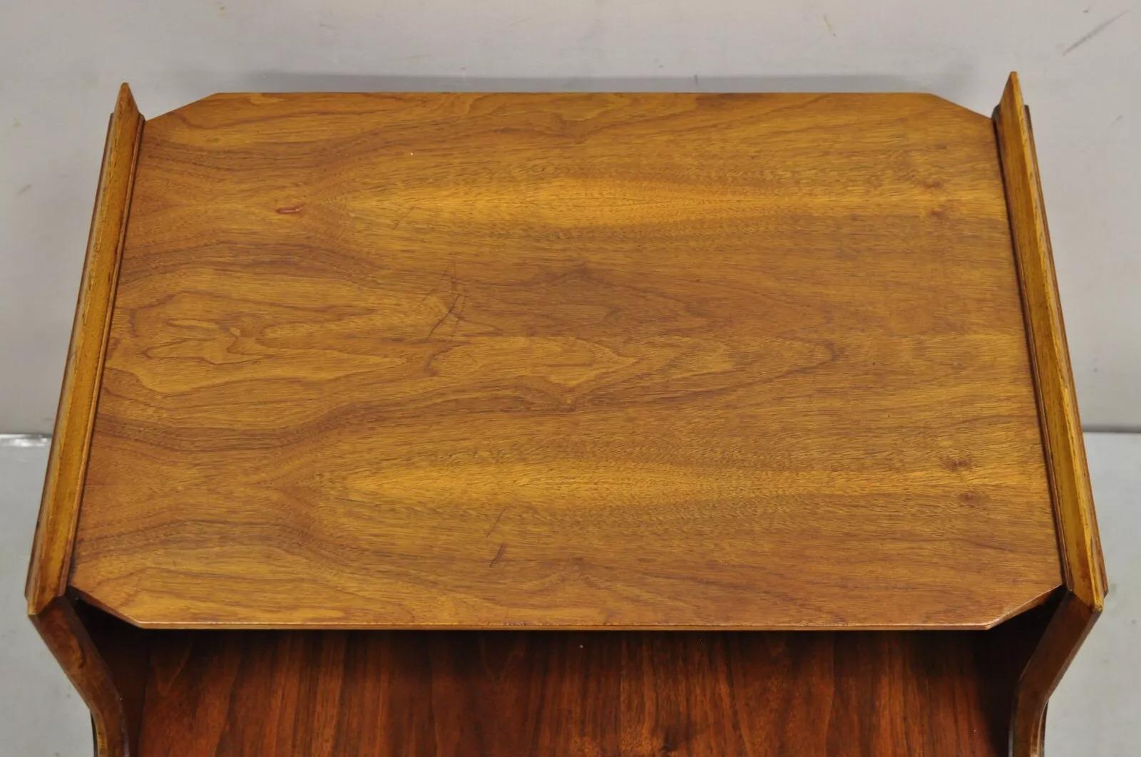 Lane Altavista Moderner Beistelltisch aus Nussbaumholz, 2 Stufenförmig, Mid-Century Modern (Unbekannt) im Angebot