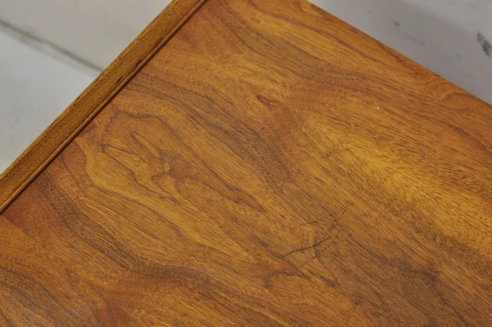 Lane Altavista Moderner Beistelltisch aus Nussbaumholz, 2 Stufenförmig, Mid-Century Modern (20. Jahrhundert) im Angebot