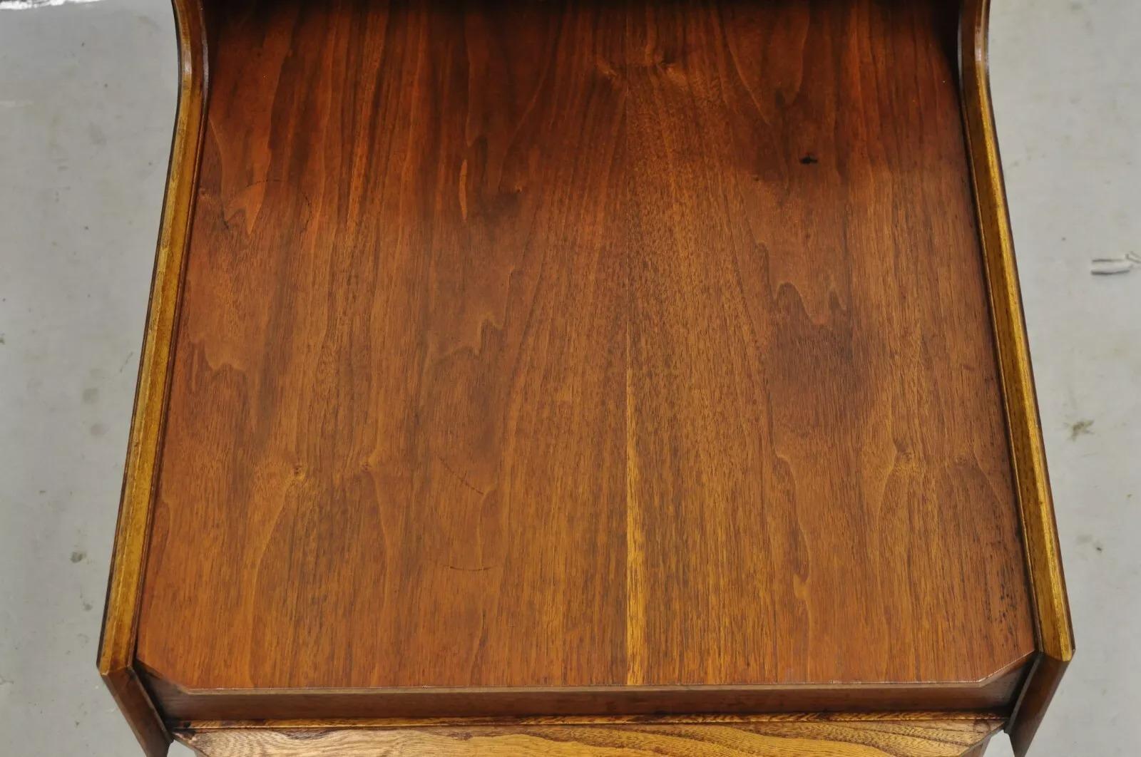 Lane Altavista Moderner Beistelltisch aus Nussbaumholz, 2 Stufenförmig, Mid-Century Modern im Angebot 1