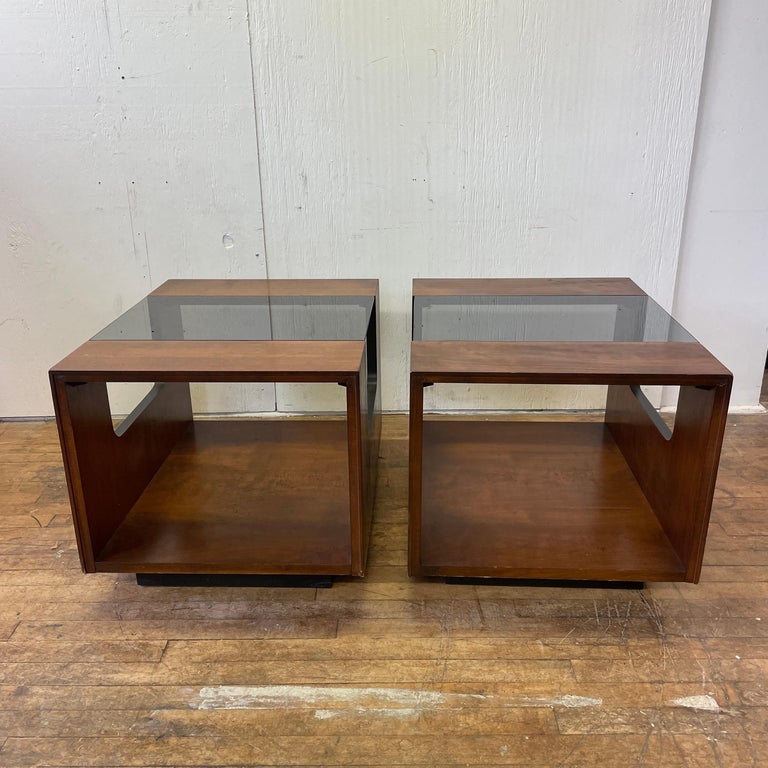 American Lane Altavista Mid-Century Modern Walnut and Glass End Tables, a Pair For Sale