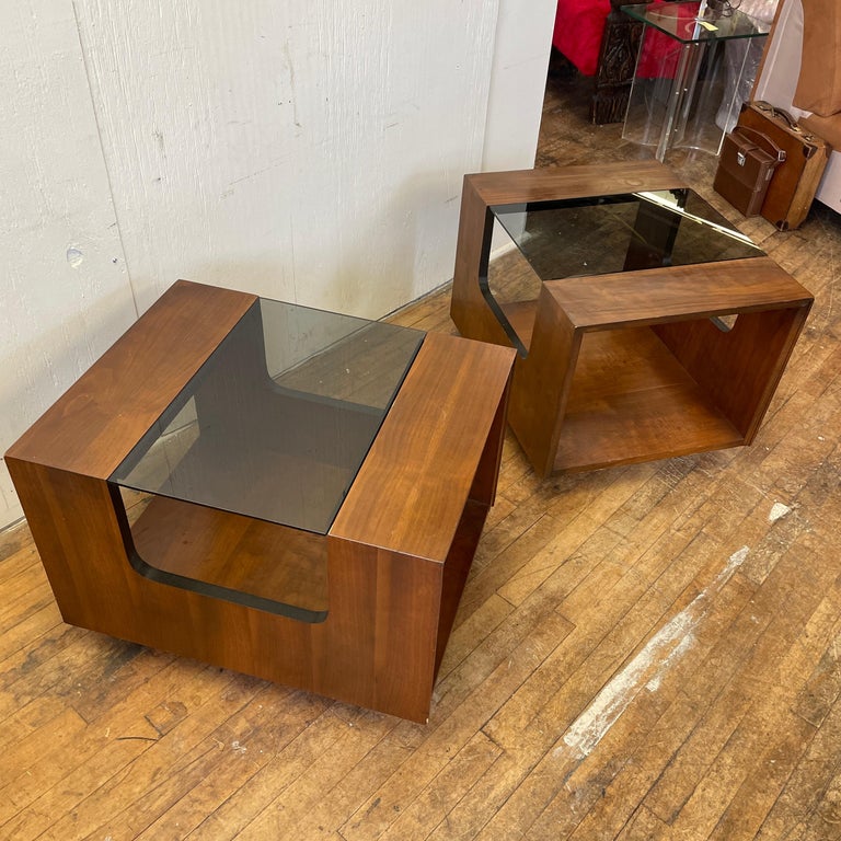 Lane Altavista Mid-Century Modern Walnut and Glass End Tables, a Pair In Good Condition For Sale In Media, PA