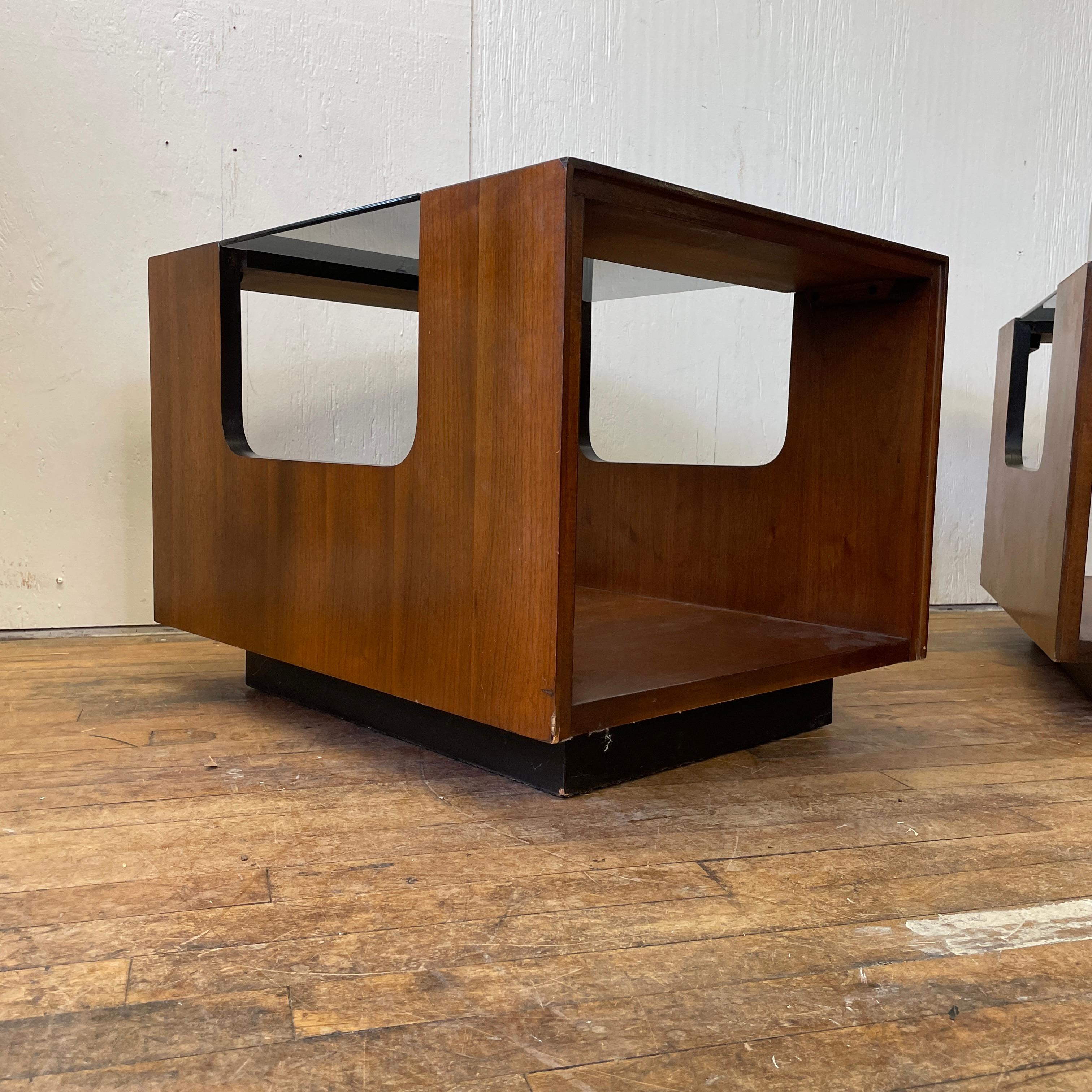 Lane Altavista Mid-Century Modern Walnut and Glass End Tables, a Pair In Good Condition In Media, PA