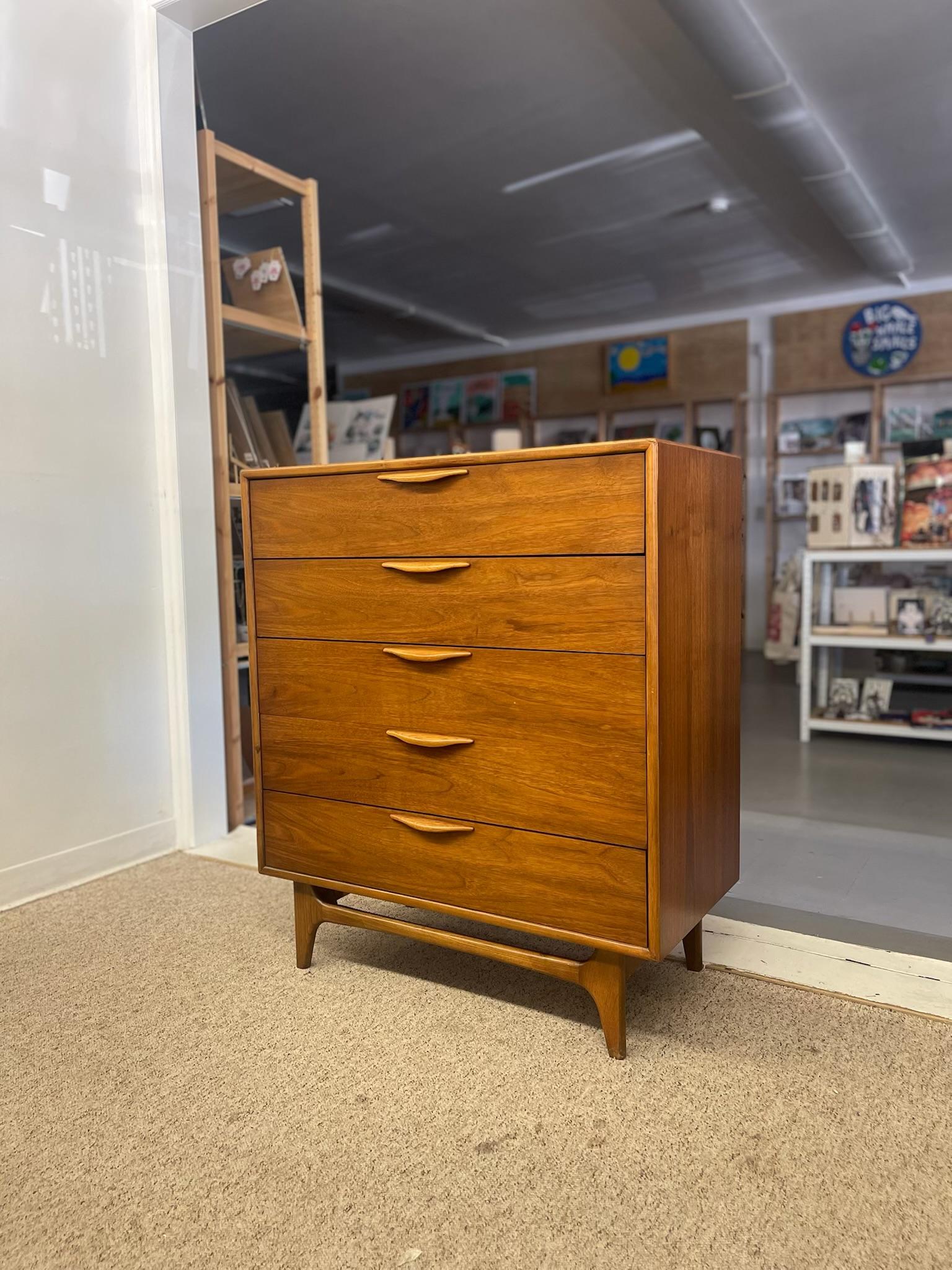 Eine fein gearbeitete Mid-Century Modern Nussbaum Highboy Kommode von Lane Furniture, hergestellt in Altavista, Virginia und schätzungsweise in den 1960er Jahren hergestellt (Seriennummer 568240, Modell 922-11). Diese hohe Kommode zeichnet sich