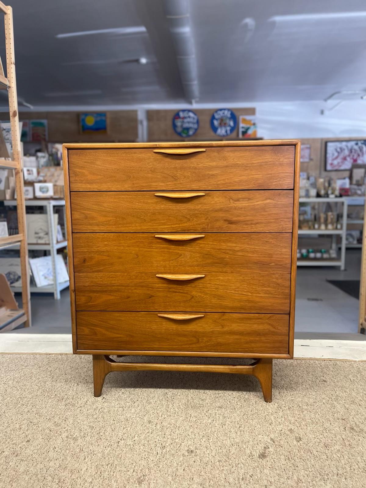 Lane Altavista  Mid-Century Möglicherweise Nussbaum Highboy Kommode mit geschnitzten Zügen (Moderne der Mitte des Jahrhunderts) im Angebot