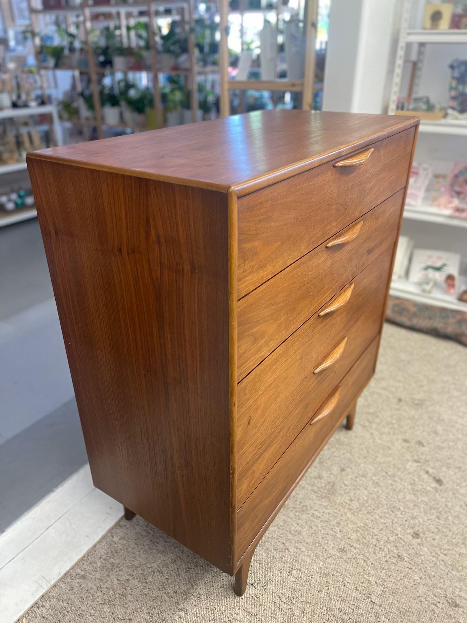Lane Altavista  Mid-Century Möglicherweise Nussbaum Highboy Kommode mit geschnitzten Zügen im Zustand „Gut“ im Angebot in Seattle, WA