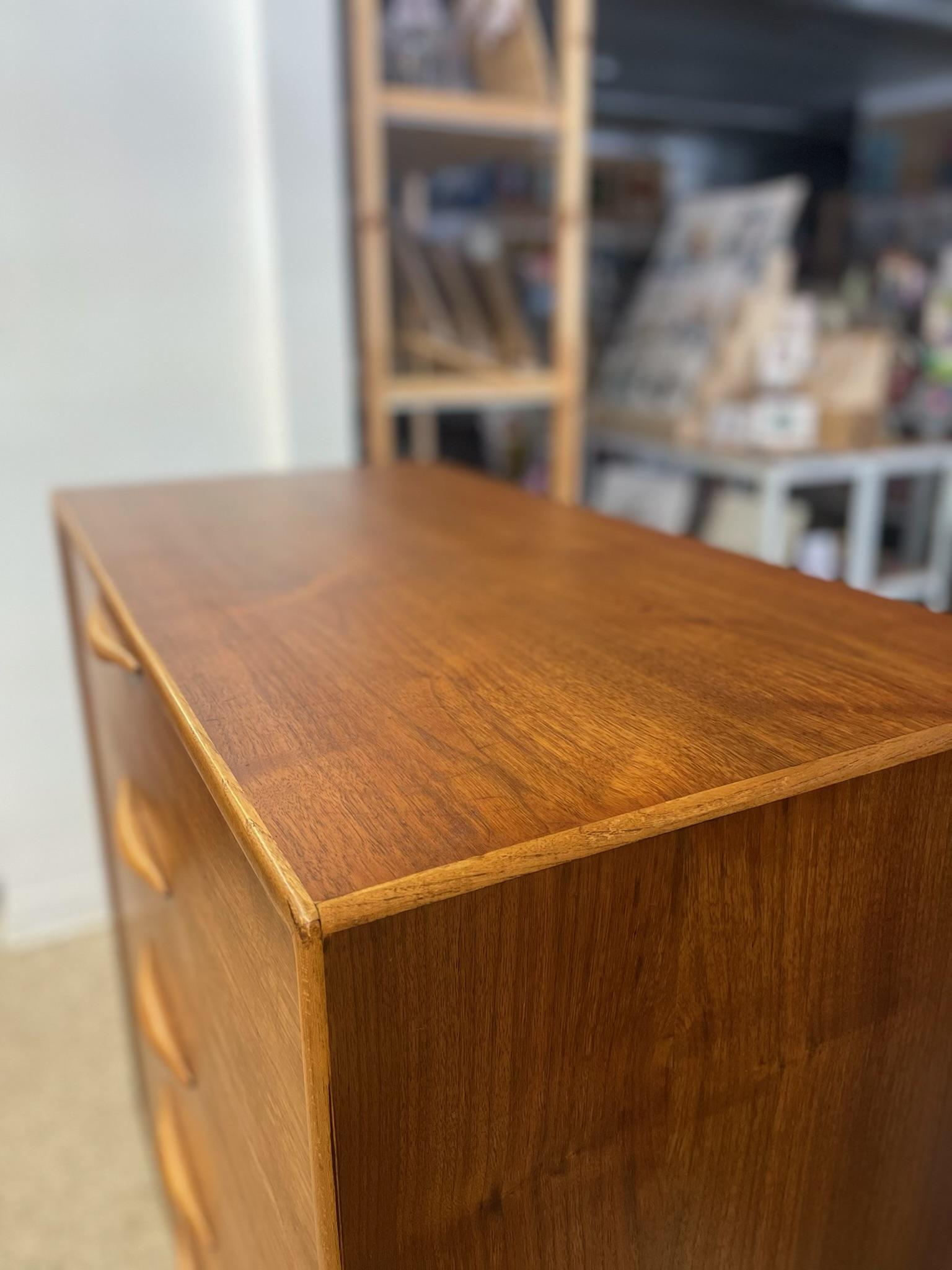 Lane Altavista  Mid-Century Möglicherweise Nussbaum Highboy Kommode mit geschnitzten Zügen (Mitte des 20. Jahrhunderts) im Angebot